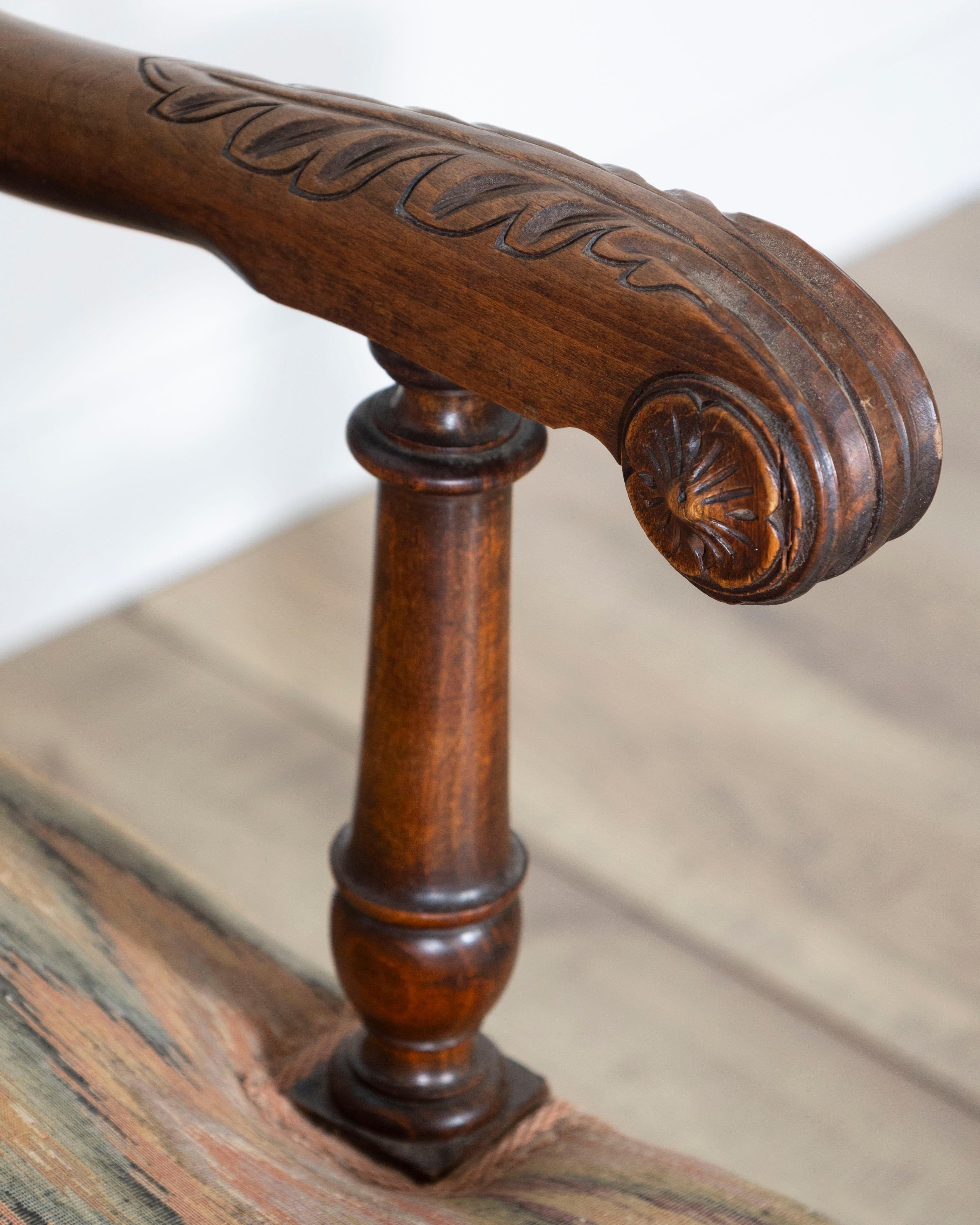 Francese Coppia di poltrone in Oak in stile Luigi XIII con schienali e sedute imbottite in vendita