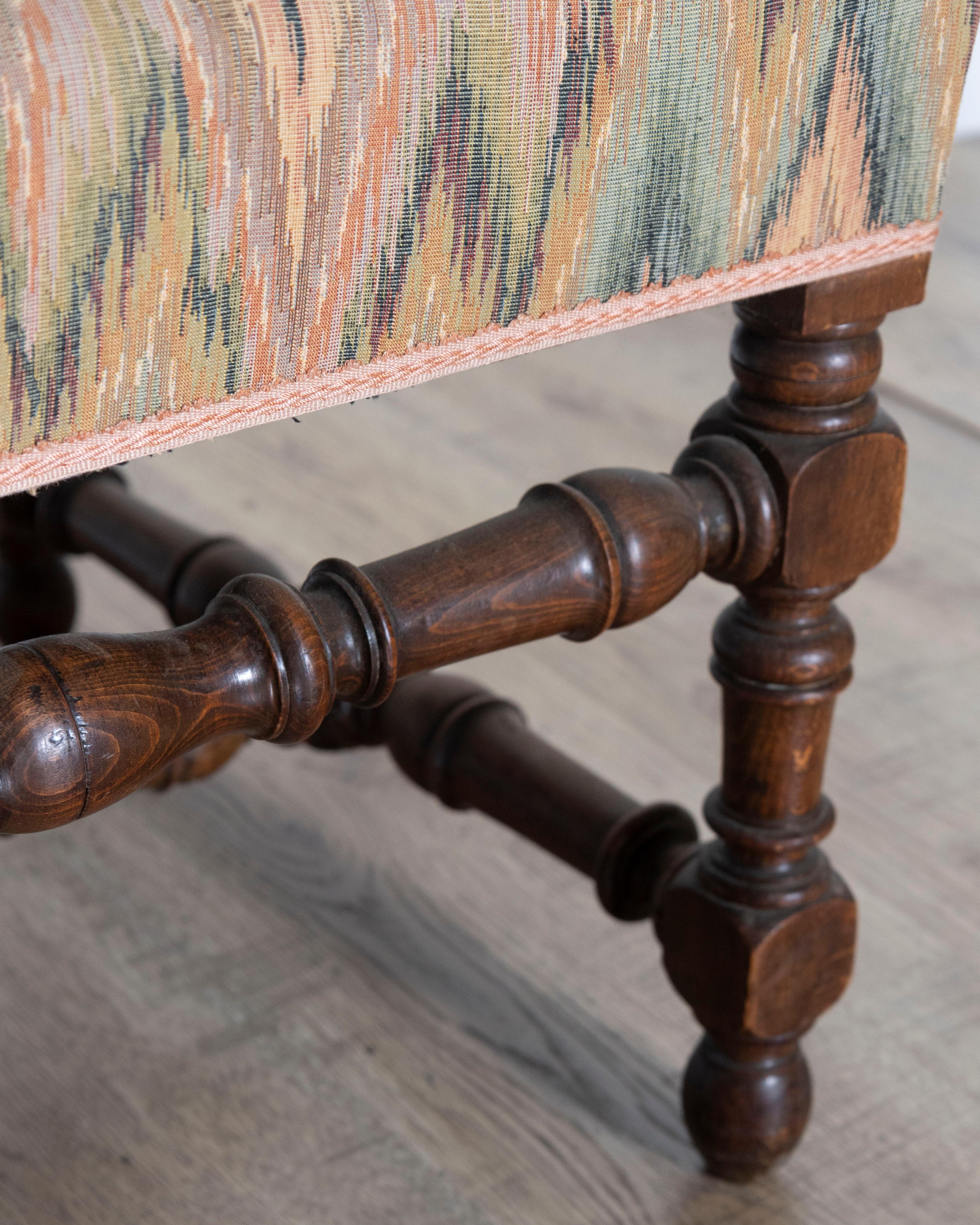 Coppia di poltrone in Oak in stile Luigi XIII con schienali e sedute imbottite In condizioni buone in vendita a Atlanta, GA