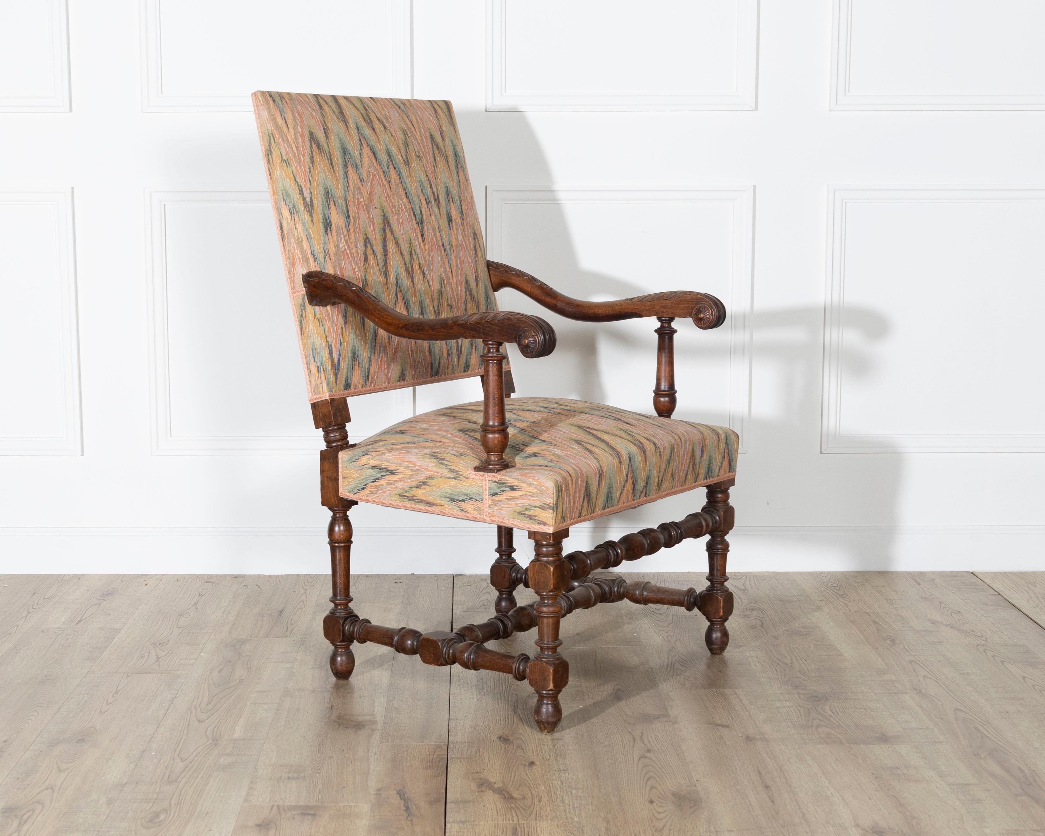 Coppia di poltrone in Oak in stile Luigi XIII con schienali e sedute imbottite in vendita 2