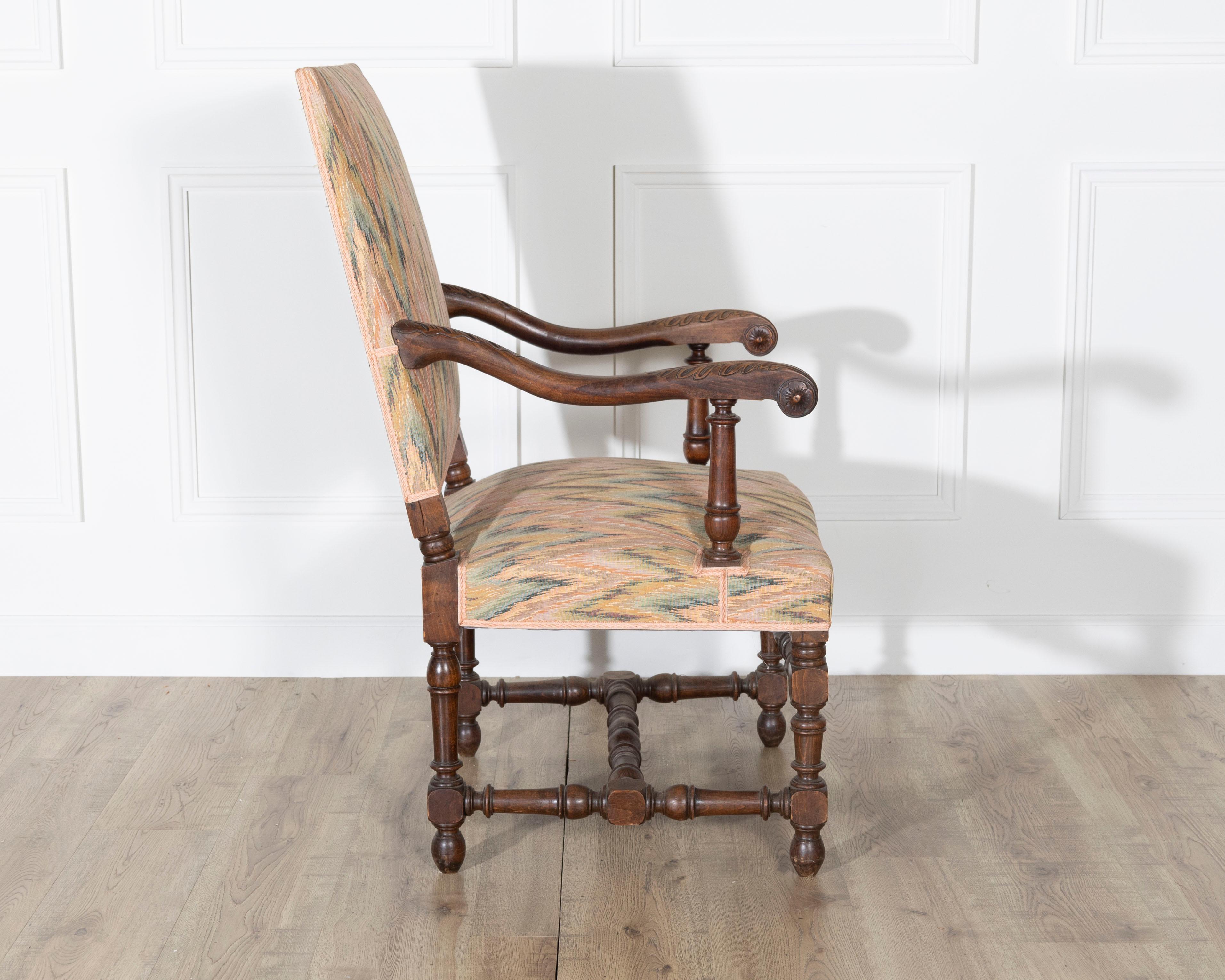 Coppia di poltrone in Oak in stile Luigi XIII con schienali e sedute imbottite in vendita 3