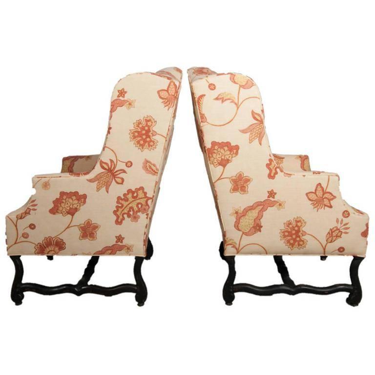 Paire de fauteuils à oreilles de style Louis XIII avec tapisserie neuve.
