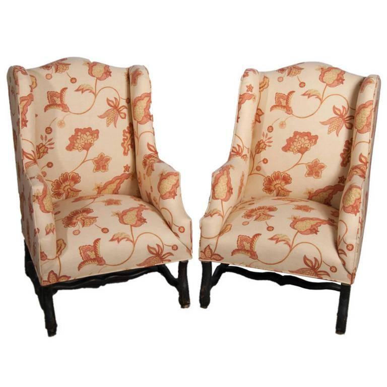 Français Paire de chaises à oreilles de style Louis XIII avec nouveau tissu d'ameublement en vente