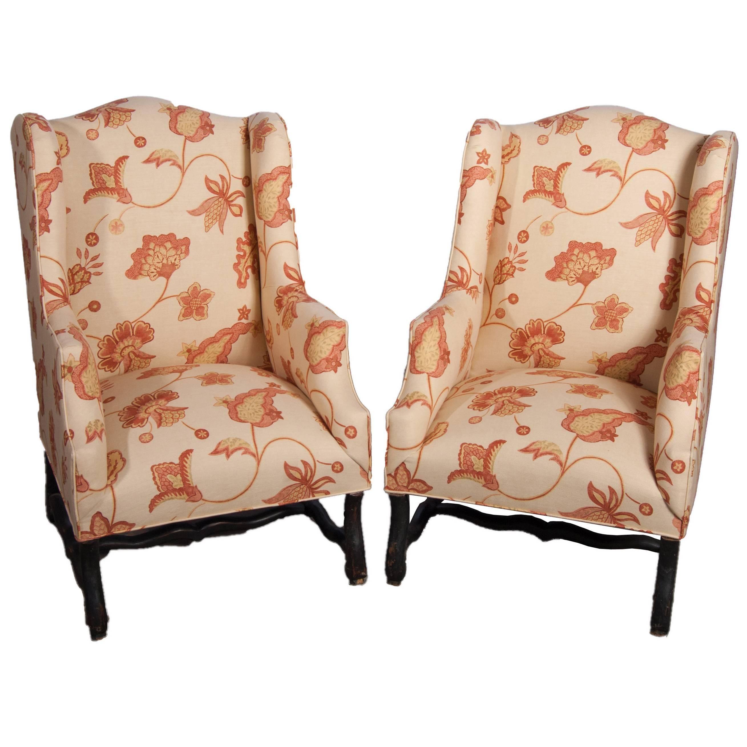 Paire de chaises à oreilles de style Louis XIII avec nouveau tissu d'ameublement en vente