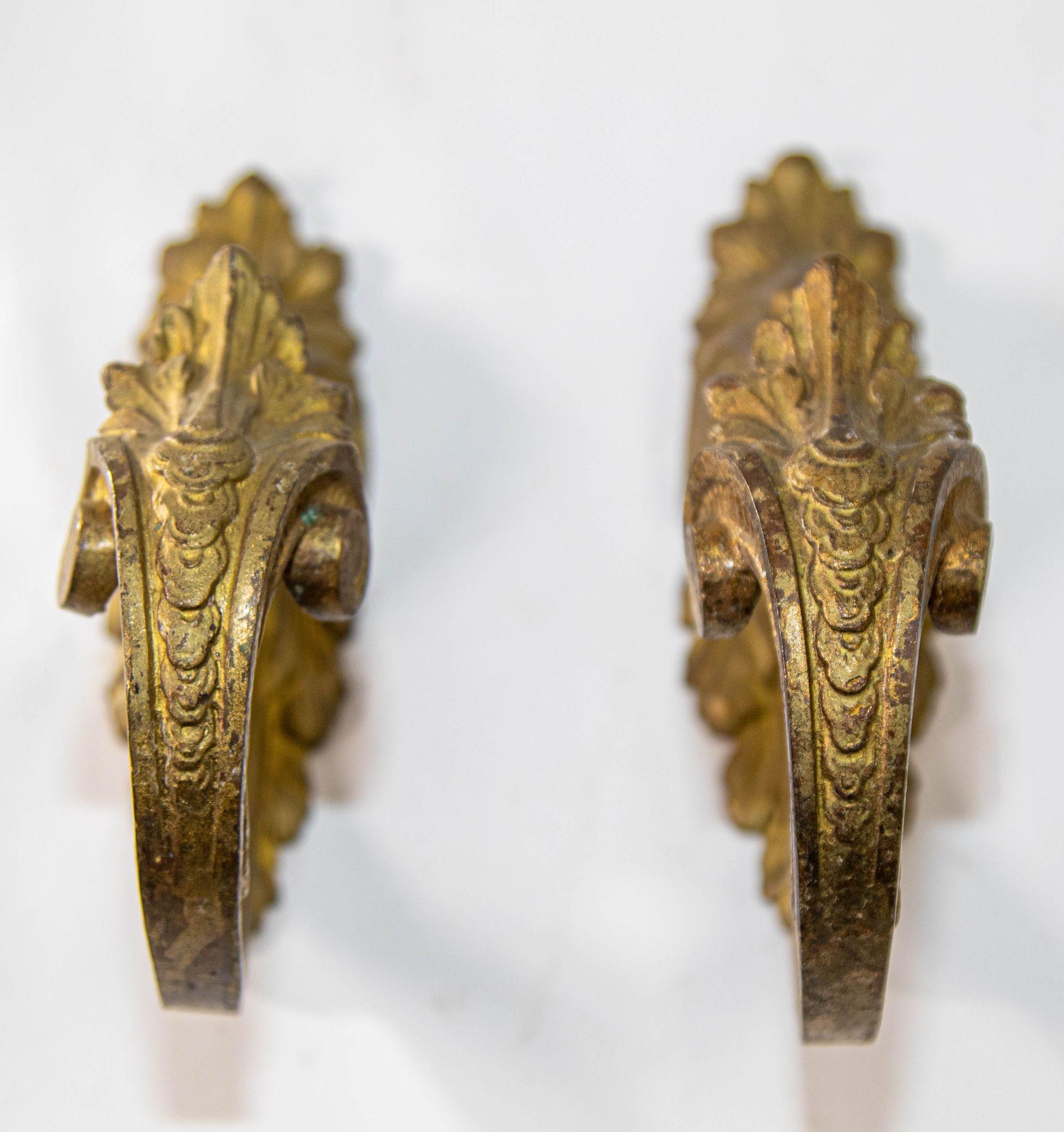 Pair of Louis XIV Style Gilt Bronze Curtain Hooks or Tie Backs. Set of 2.
A gorgeous antique pair of gilded cast bronze tiebacks in the Louis XIV style, dating from the late 19th century.
They are in good condition, with dark brass patina and wear