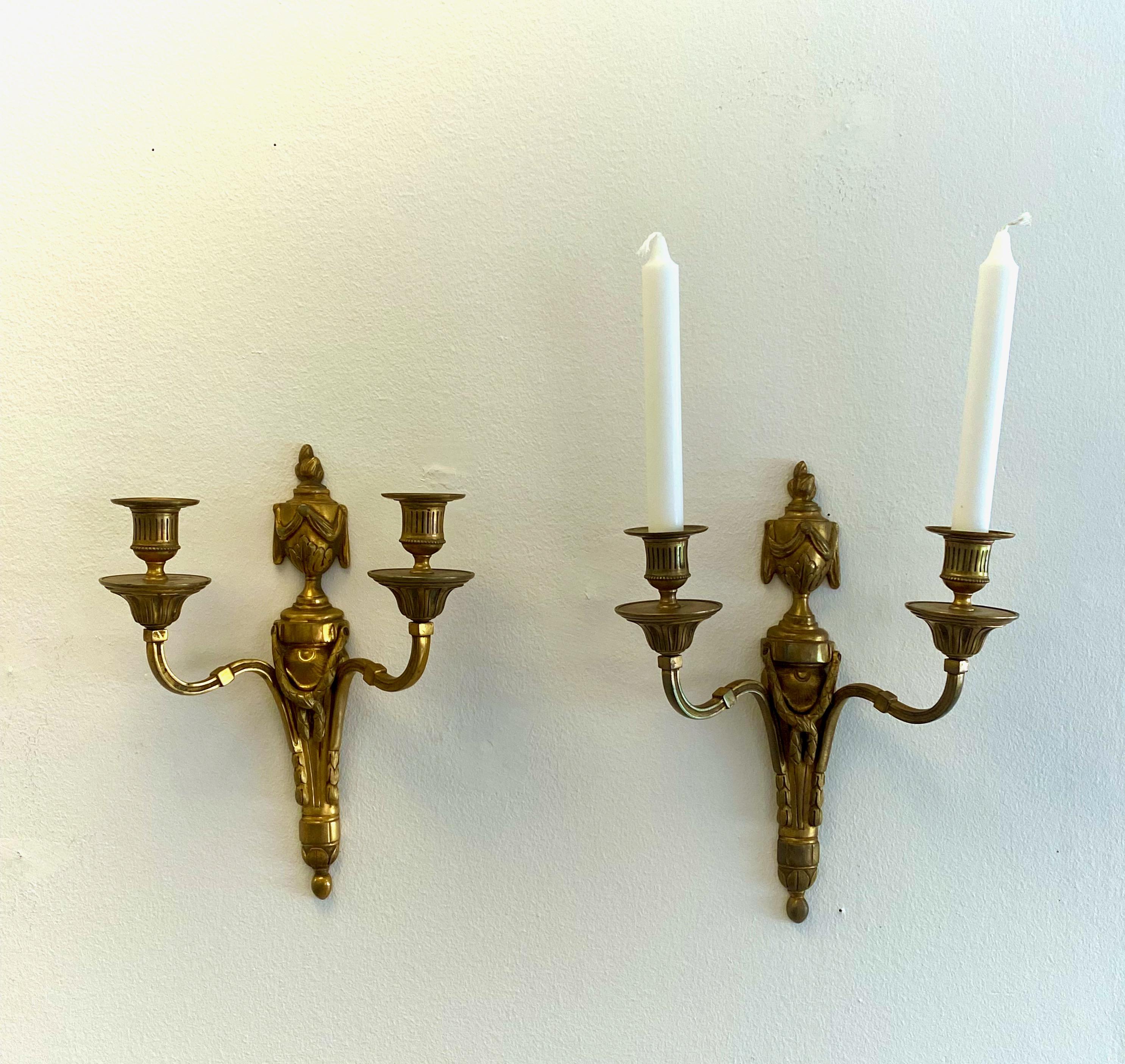 Una coppia di appliques in bronzo in stile Luigi XVI. Realizzato in Francia nel 1850. 1850. Non sono stati effettuati restauri.