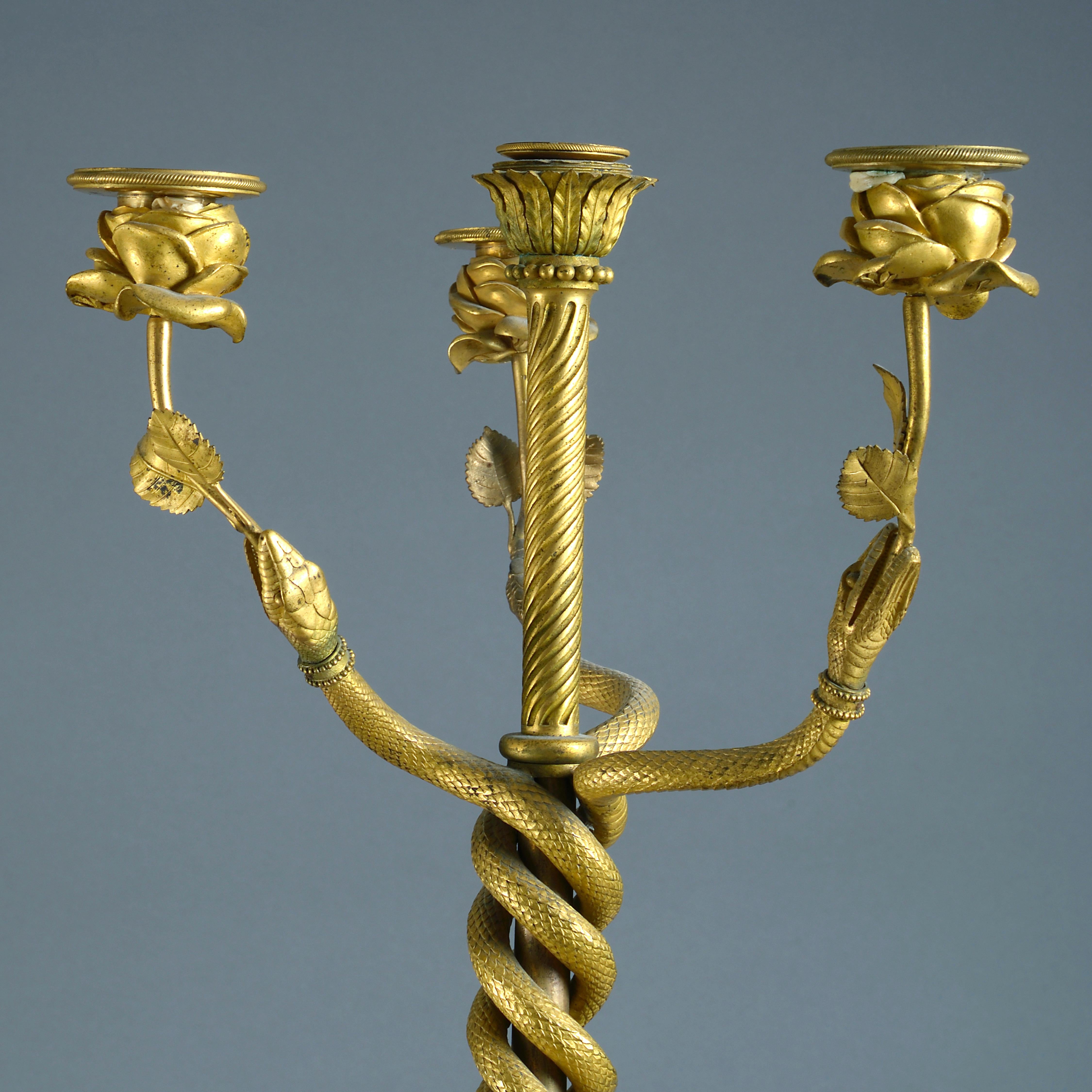 Paar Louis-XVI-Kandelaber aus Bronze, Goldbronze und Bildhauermarmor im Angebot 3