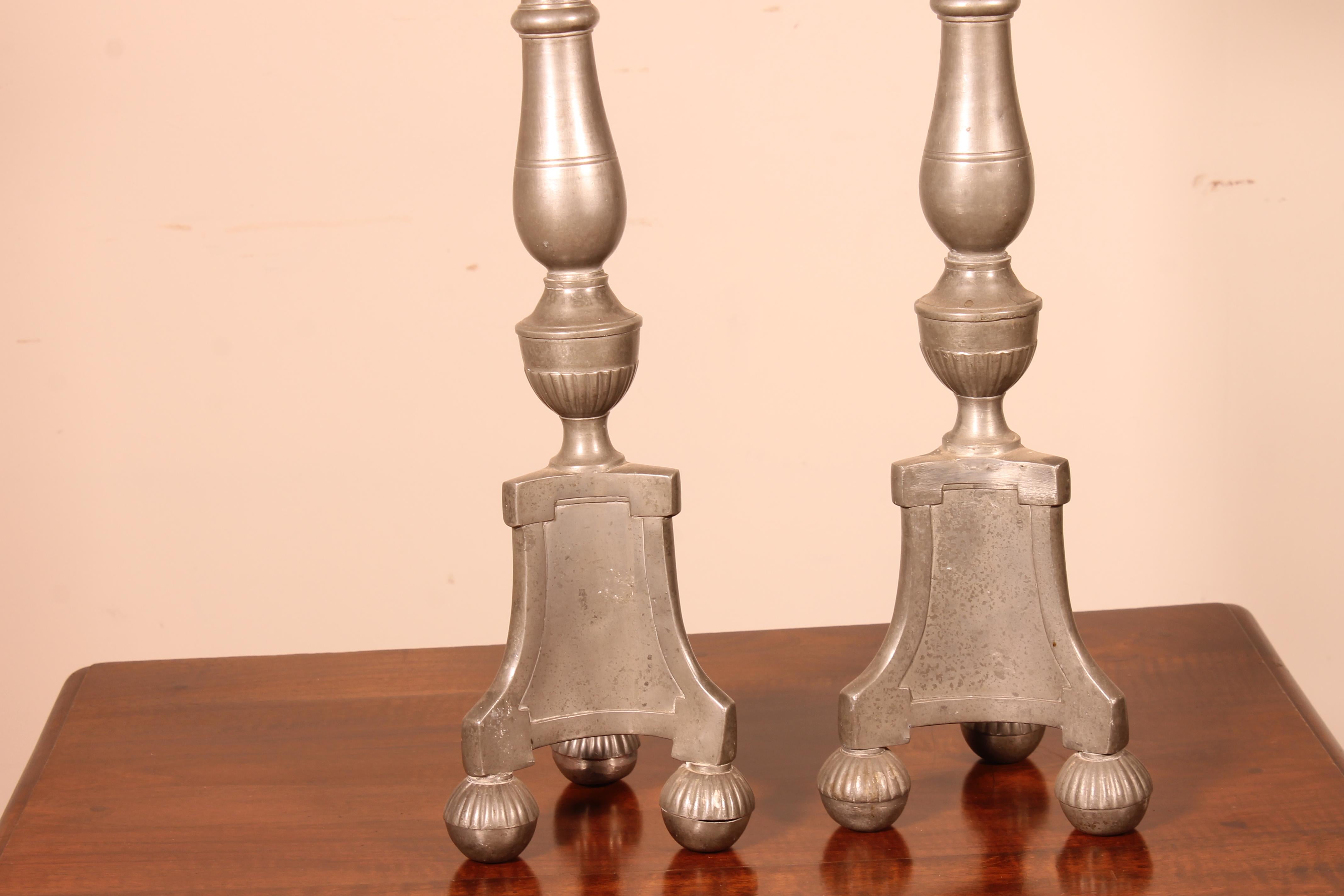 Elegante coppia di candelieri in peltro Luigi XIV, XVIII secolo
Bellissimo aspetto e ottima qualità
Bellissima coppia di candelieri in peltro con un'altezza di 66cm
Francia, XVIII secolo.

Consegna in Belgio, Francia e all'estero.
 
