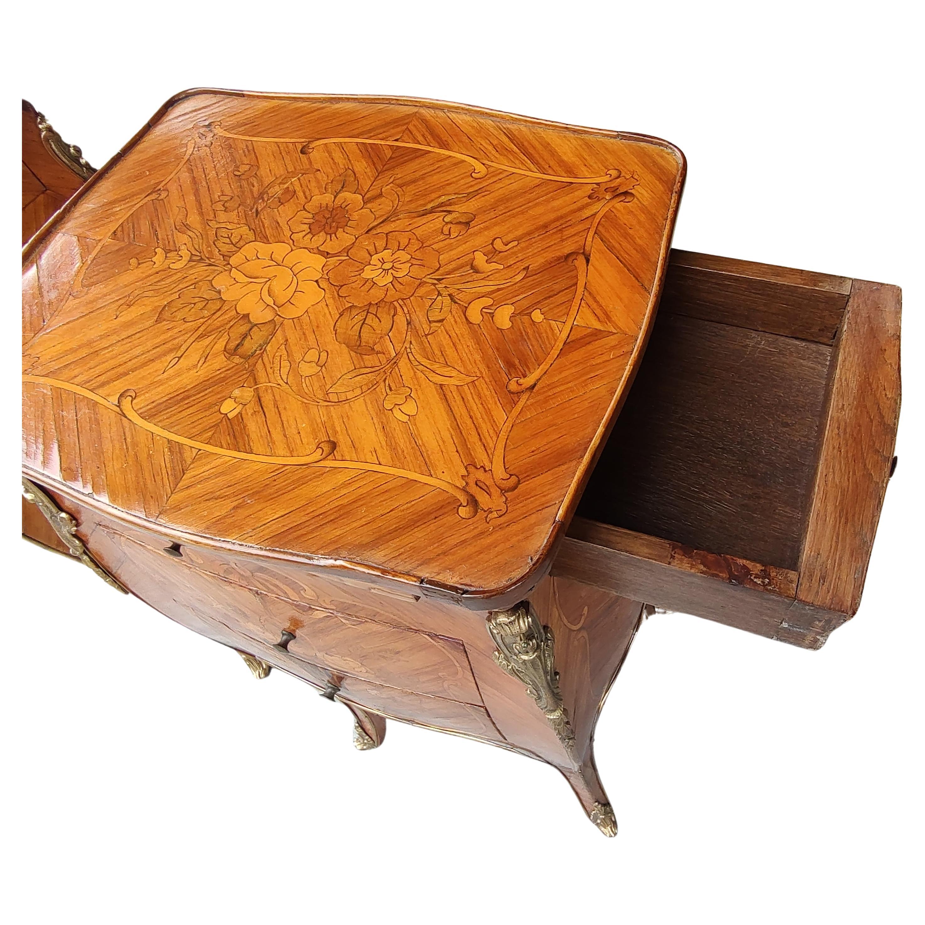 Fabelhaftes und schönes Paar Nachttische im Louis XIV-Stil aus Satinholz mit Intarsien und Einlegearbeiten sowie Bronzebeschlägen. Zwei Schubladen auf der Vorderseite und ein kleiner Schreibtisch, der sich ausziehen lässt. Hat auch eine seitliche