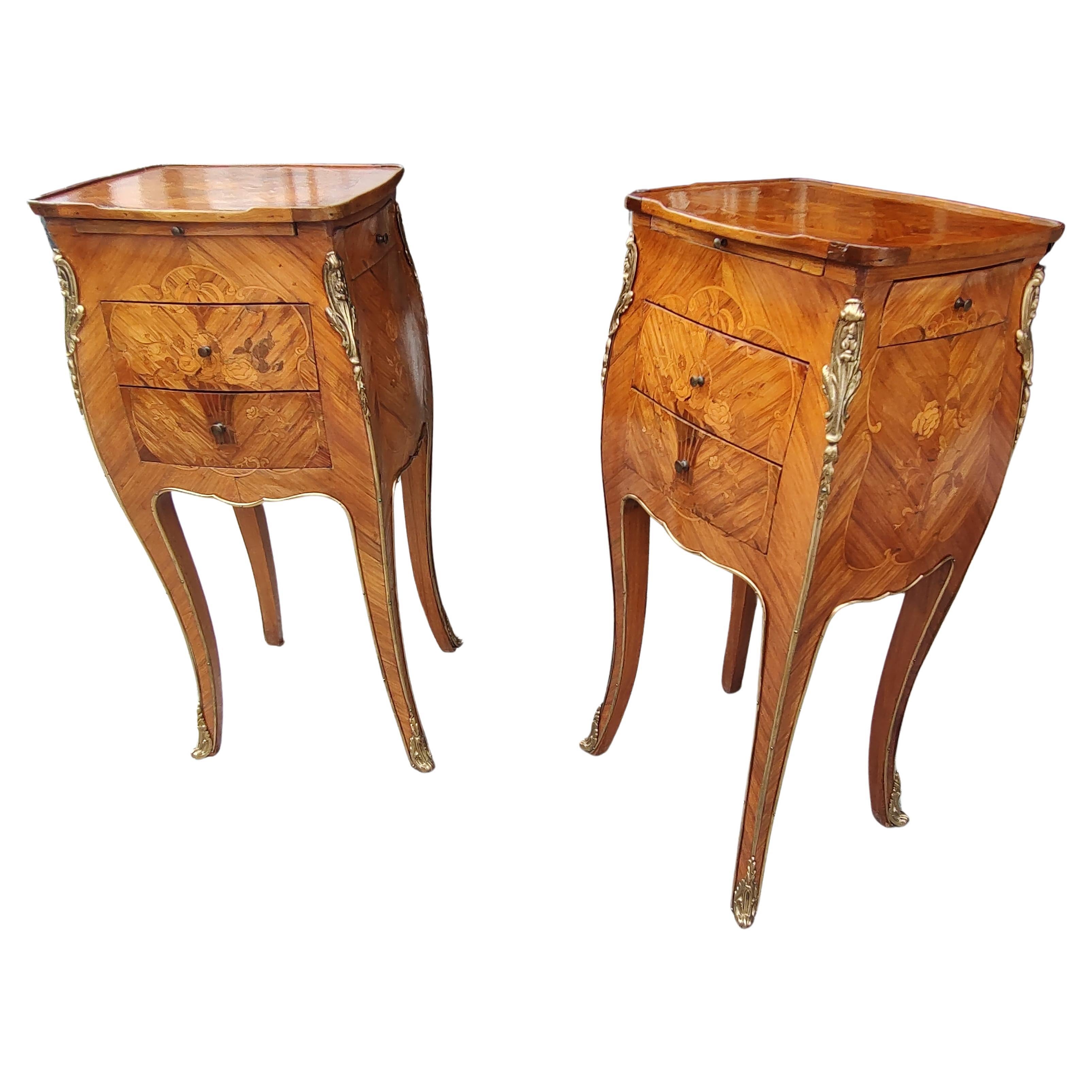 Paar Nachttische aus der Zeit Ludwigs XIV. mit Intarsien und Bronzebeschlägen auf allen Seiten (Messing) im Angebot