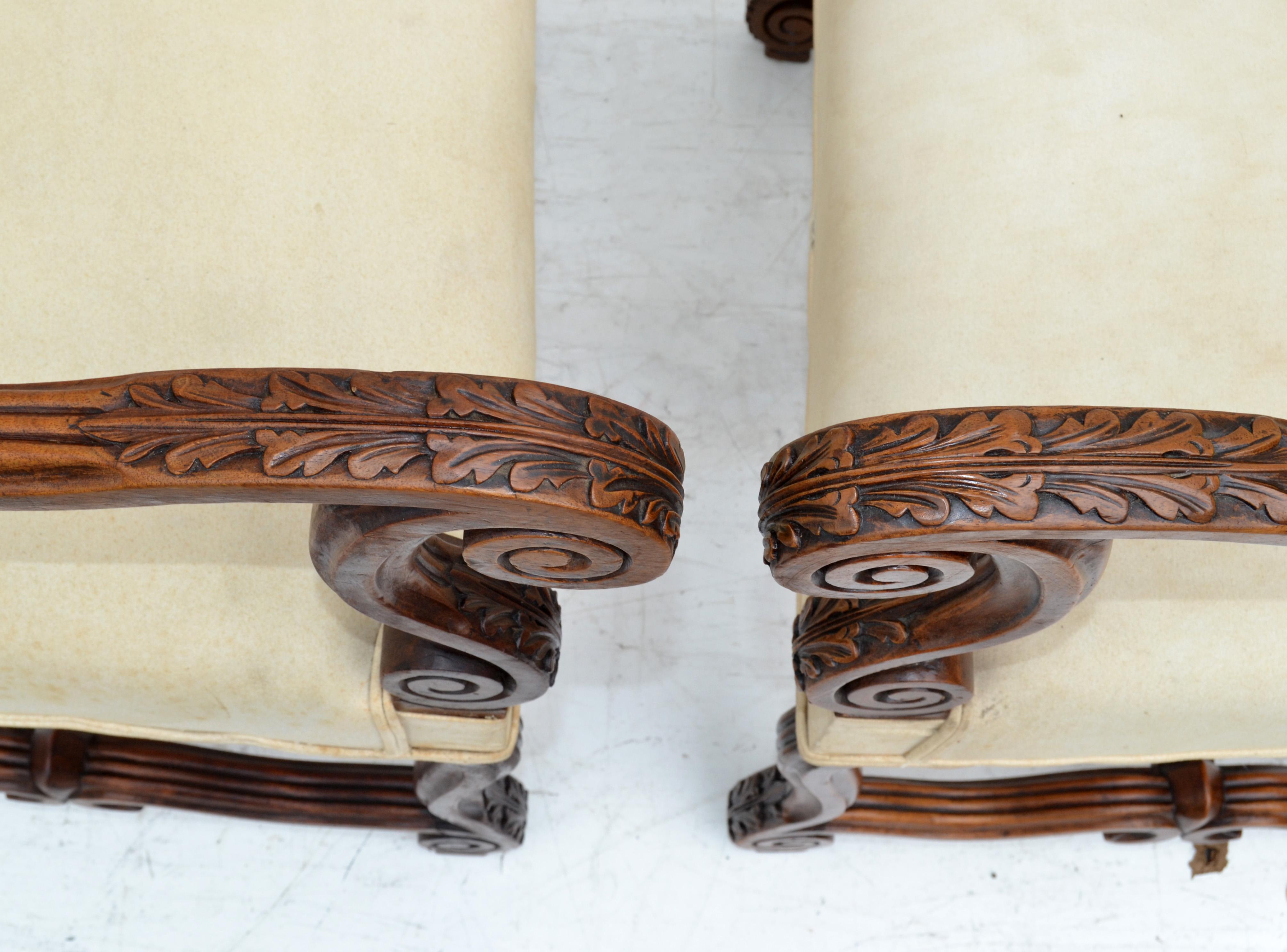 Coppia di poltrone bergere in stile Luigi XIV in legno di noce intagliato Francia in vendita 2