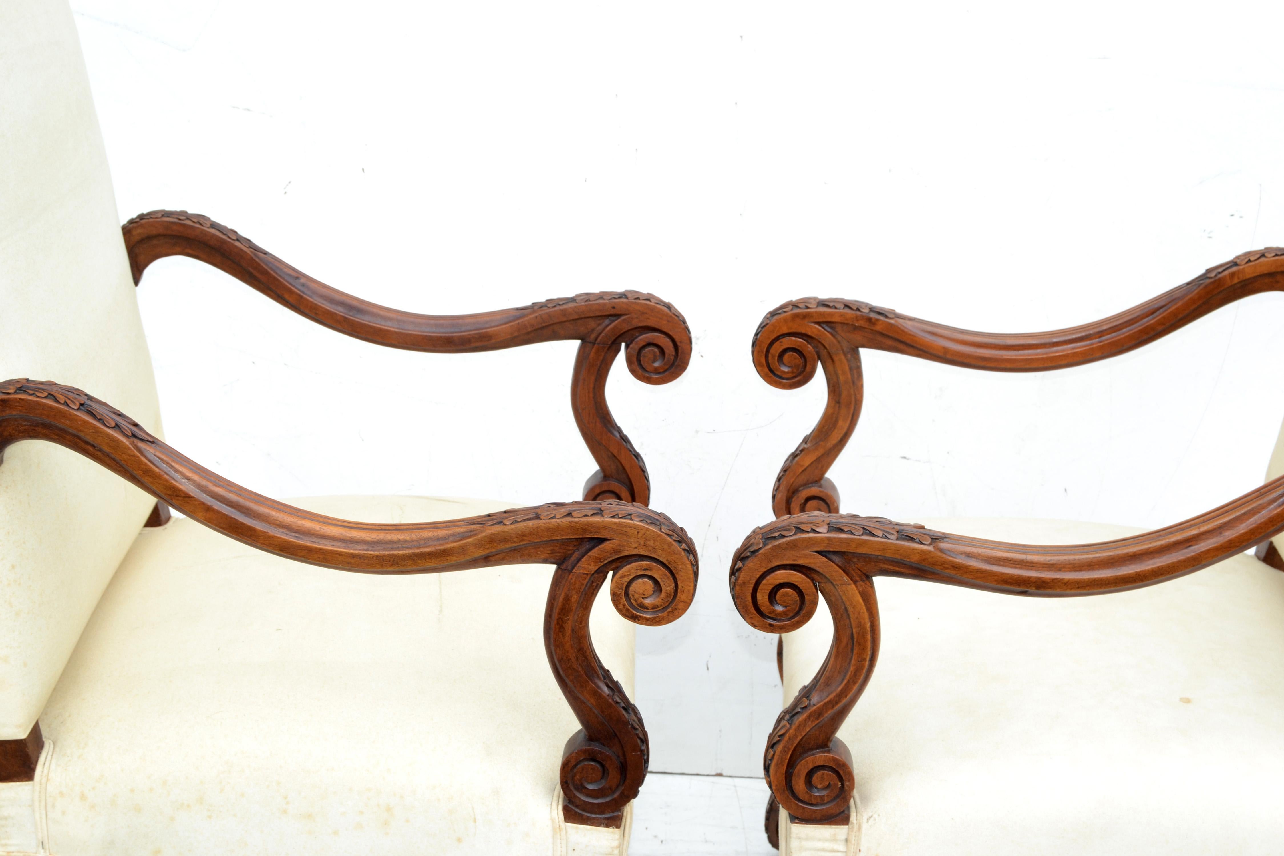 Coppia di poltrone bergere in stile Luigi XIV in legno di noce intagliato Francia in vendita 3