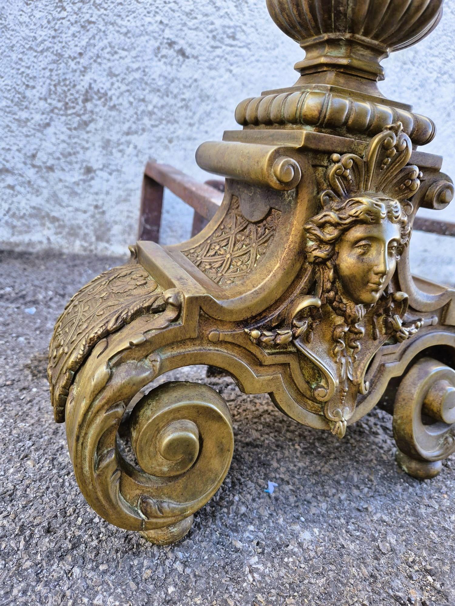 Coppia di androni in bronzo, stile Luigi XIV, decorati con teste di donna, fiori e grottesche

Usura da uso, usura da patina

Periodo XIX secolo

Altezza 66 cm
29 x 56cm