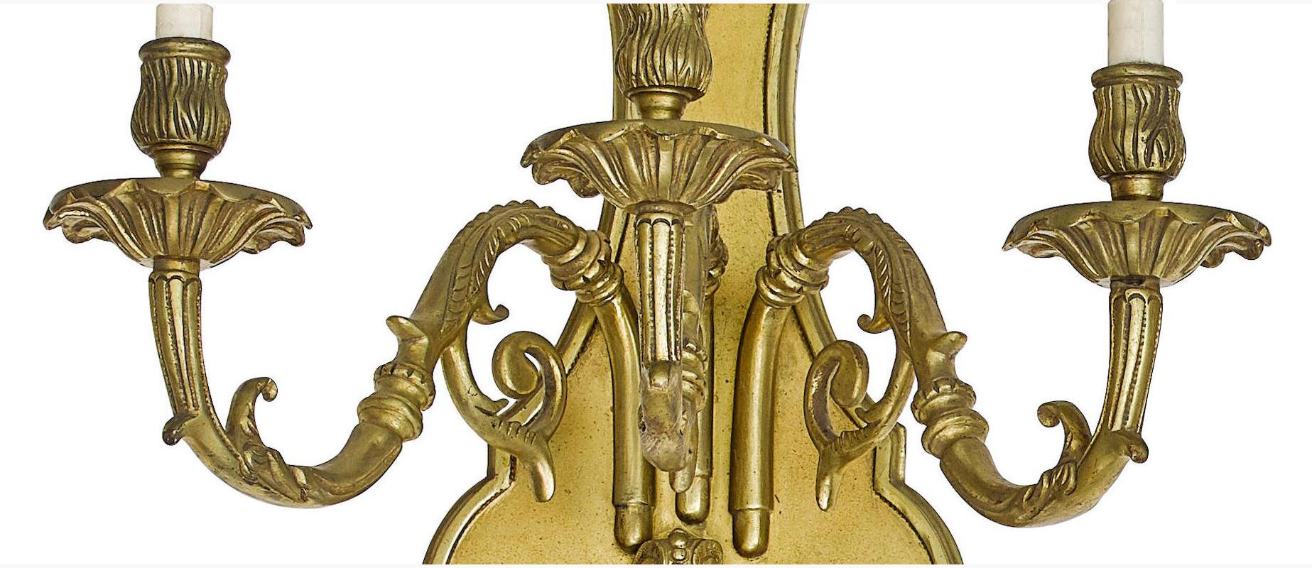 Français Paire d'appliques à deux lumières de style Louis XIV en bronze en vente