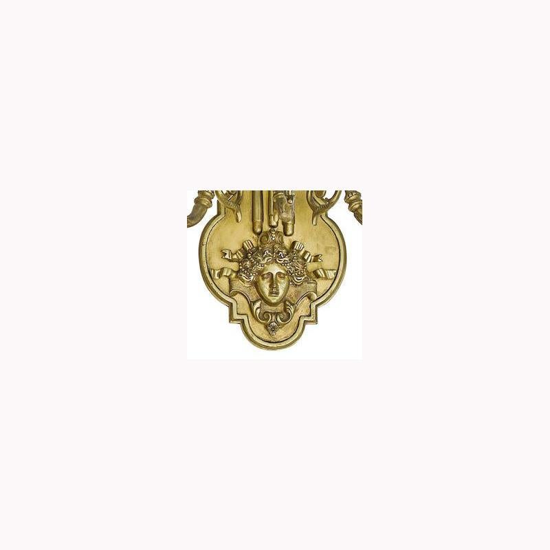 20ième siècle Paire d'appliques à deux lumières de style Louis XIV en bronze en vente