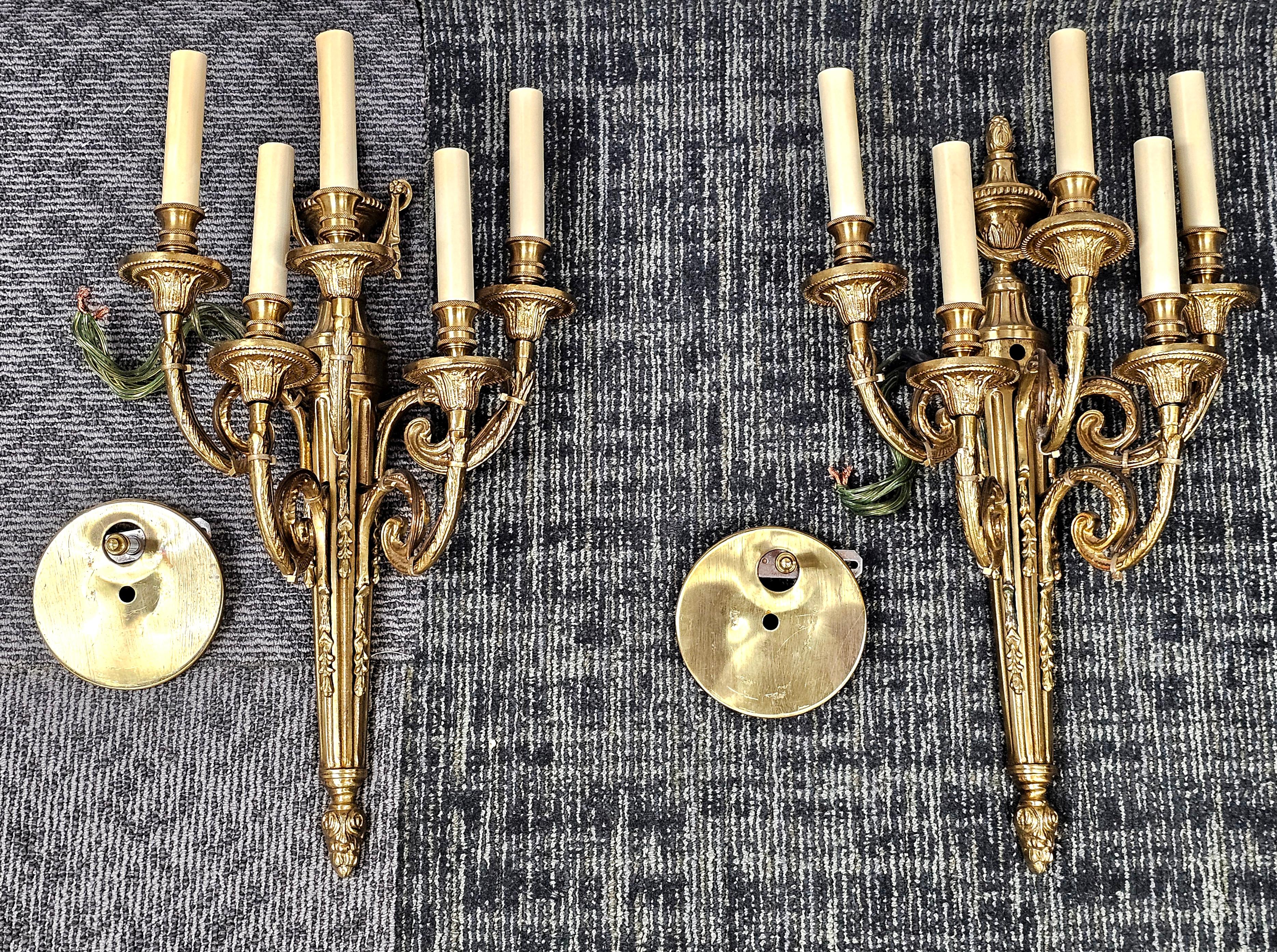 Magnifique paire d'appliques électriques à cinq lumières en métal doré de style Louis XIV,
Ils mesurent 27 1/4 pouces de haut, 11 pouces de large et 11 pouces de profondeur.



 