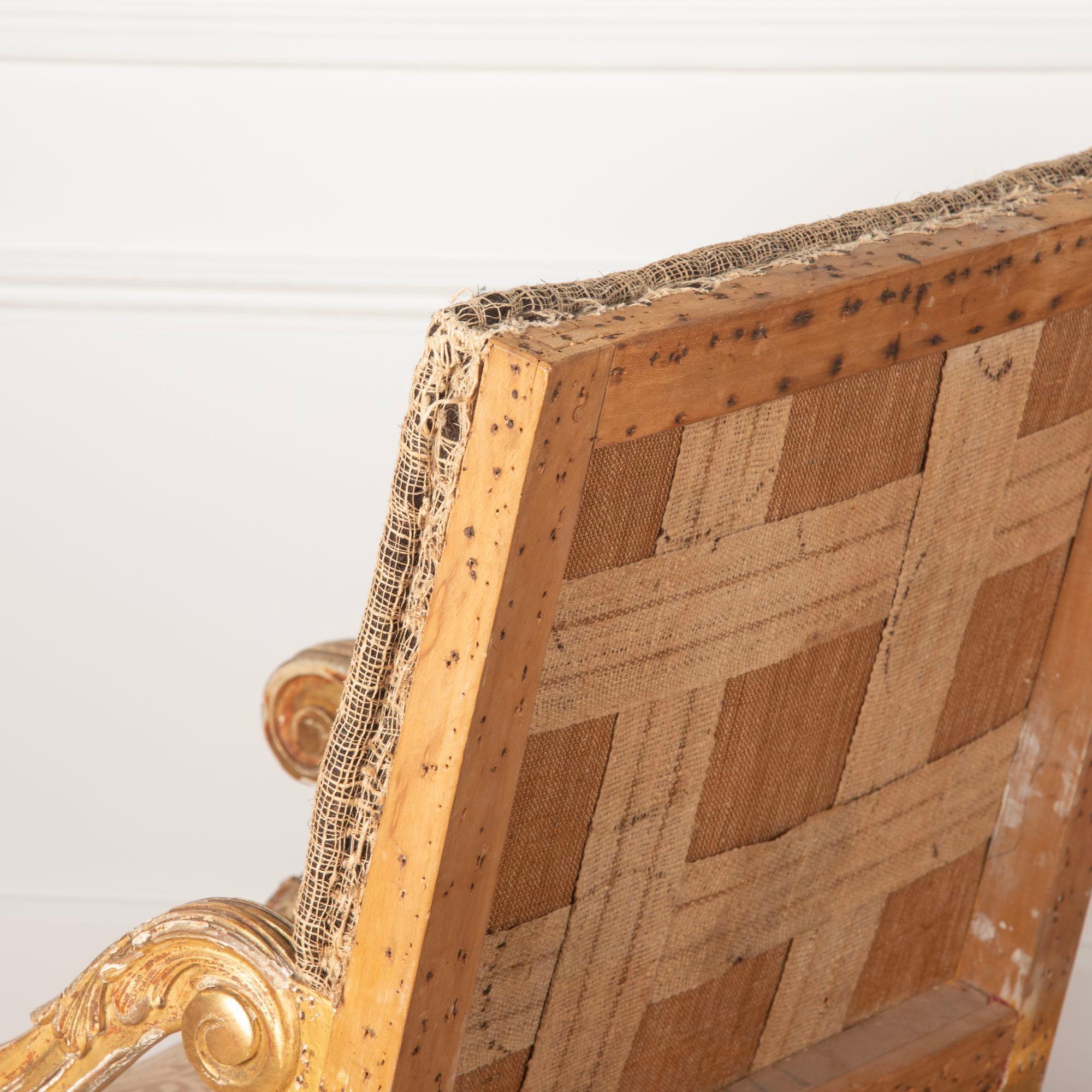 Paire de fauteuils de style Louis XIV en bois doré en vente 5