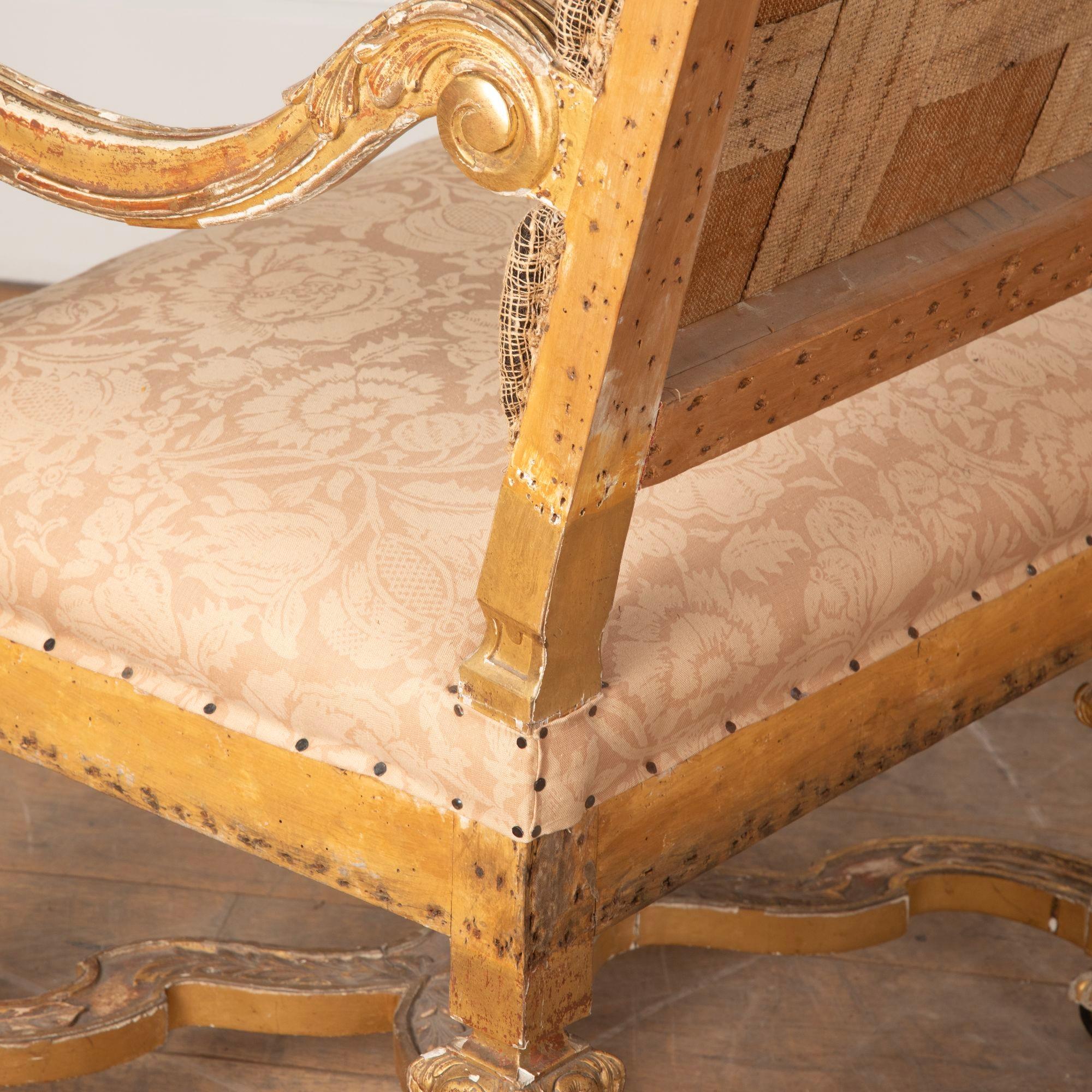 Paire de fauteuils de style Louis XIV en bois doré en vente 6