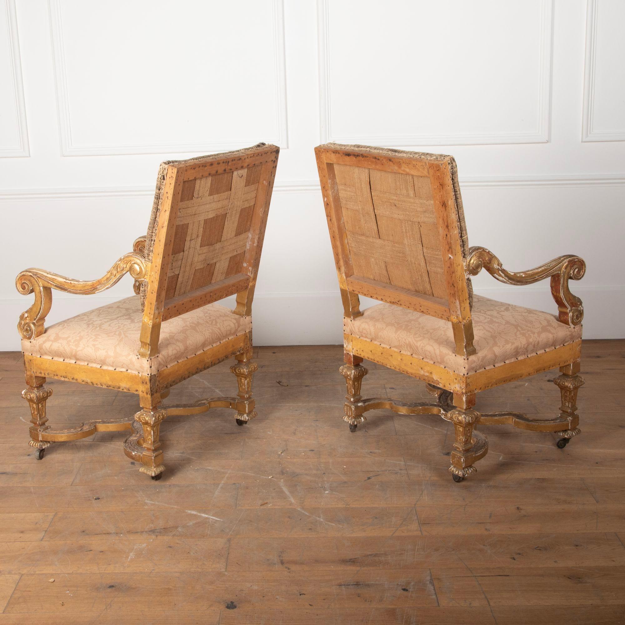 Paire de fauteuils de style Louis XIV en bois doré en vente 7