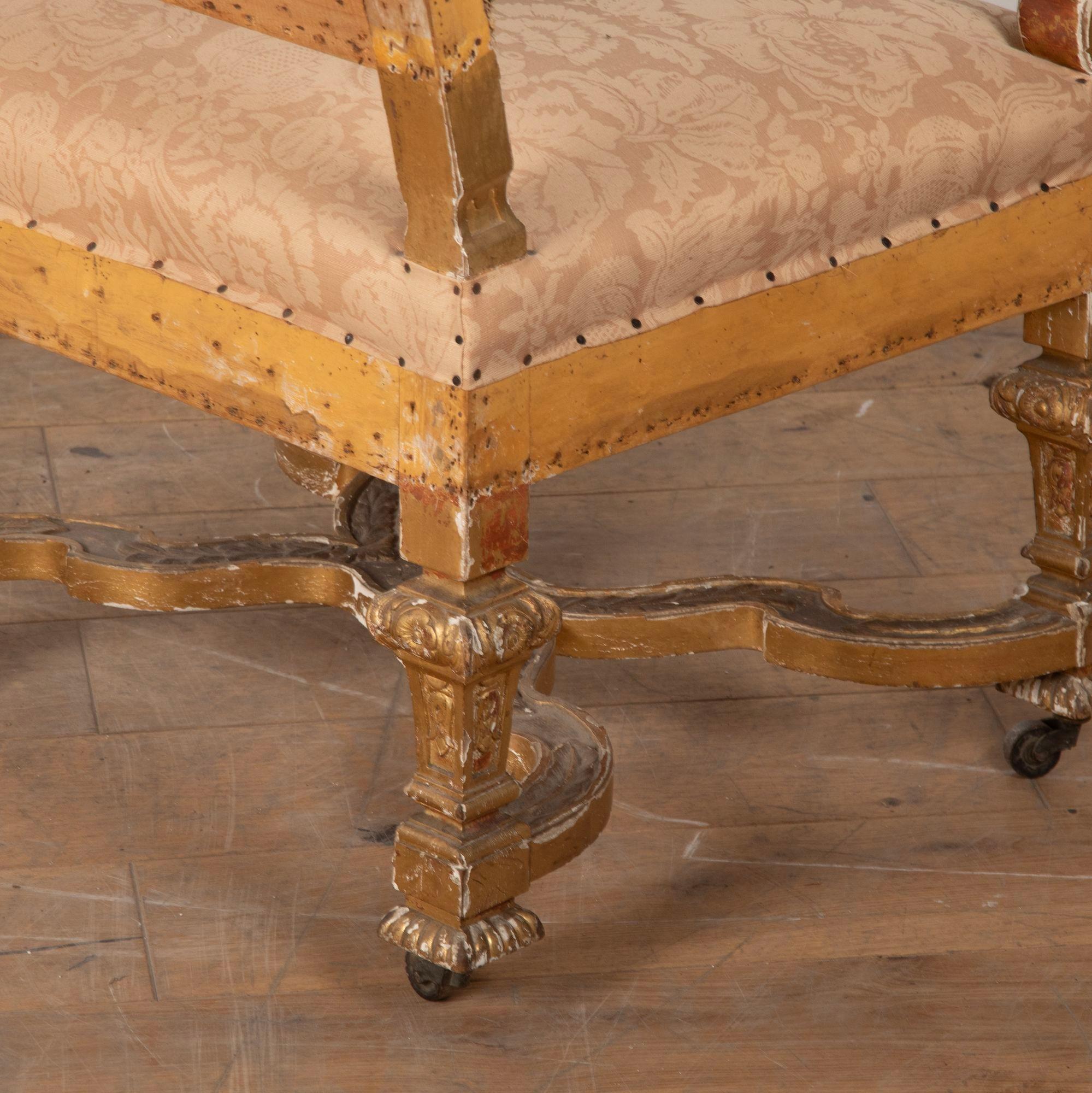 Paire de fauteuils de style Louis XIV en bois doré en vente 8