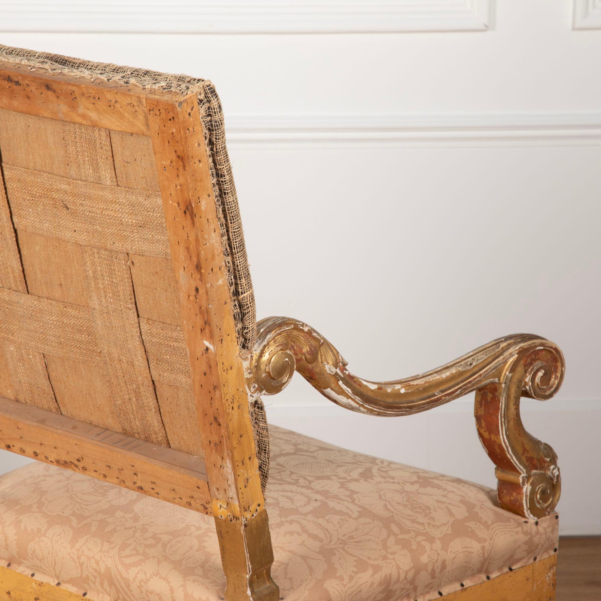 Paire de fauteuils de style Louis XIV en bois doré en vente 9