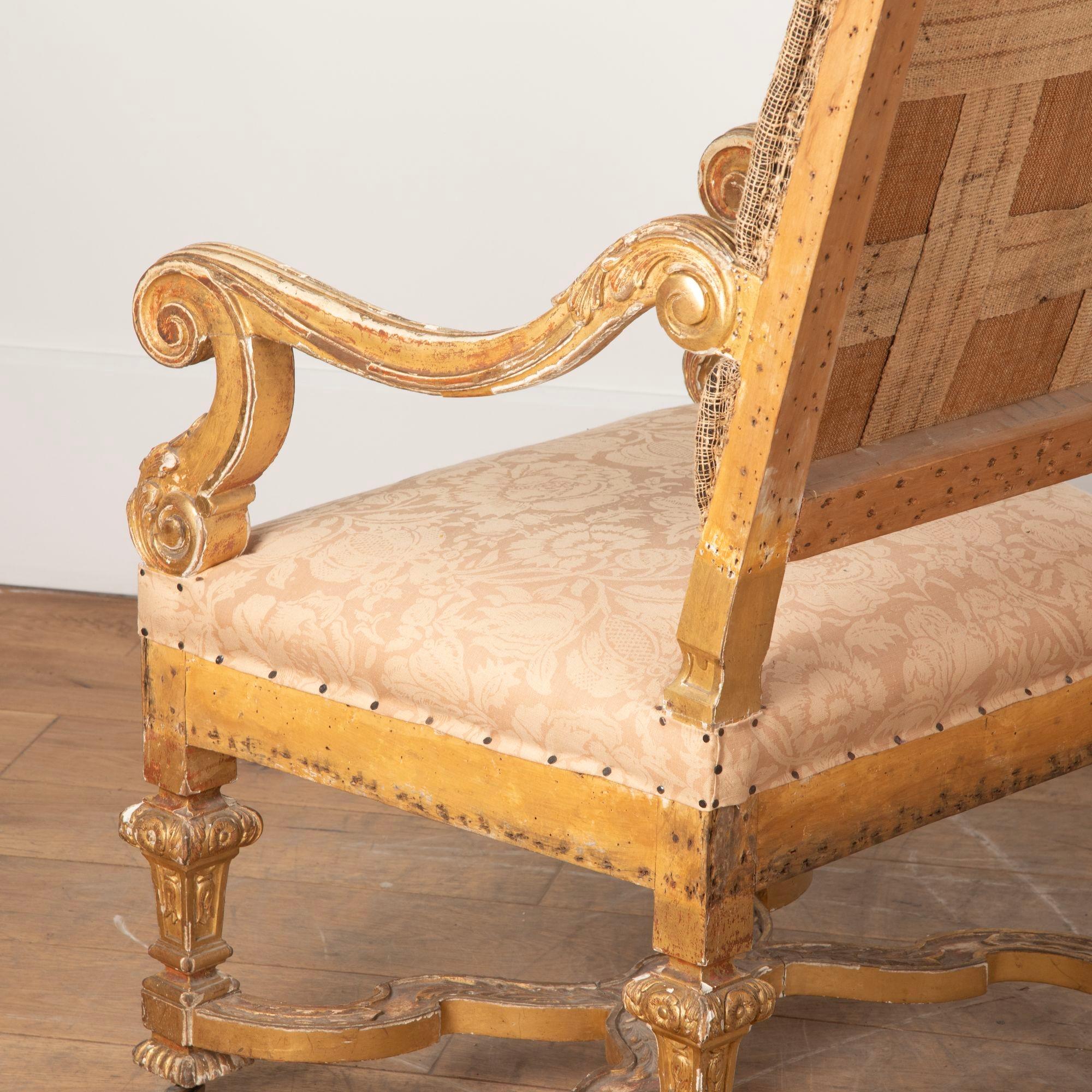 Paire de fauteuils de style Louis XIV en bois doré en vente 10