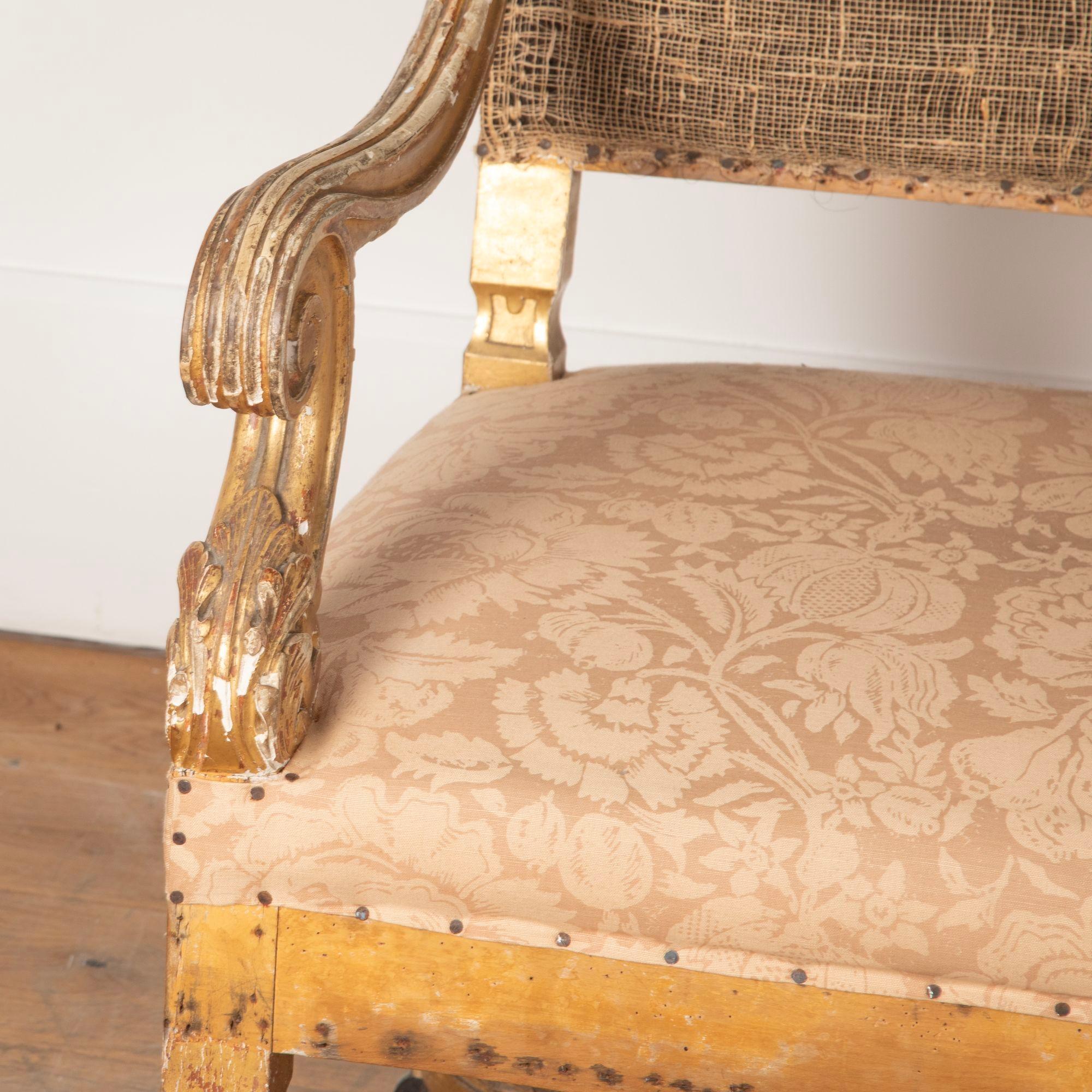 Paire de fauteuils ouverts en bois doré du 19e siècle, de style Louis XIV, avec des châssis en X ondulés.
Avec des signes d'usure, en rapport avec l'âge.