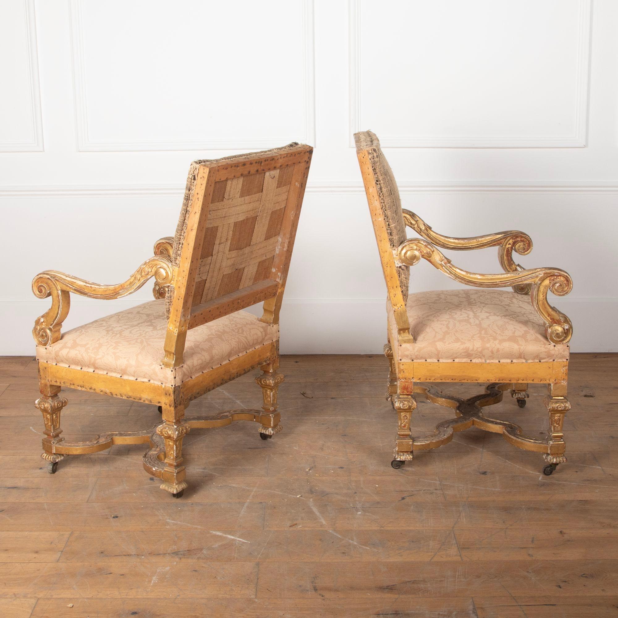 Paire de fauteuils de style Louis XIV en bois doré en vente 3