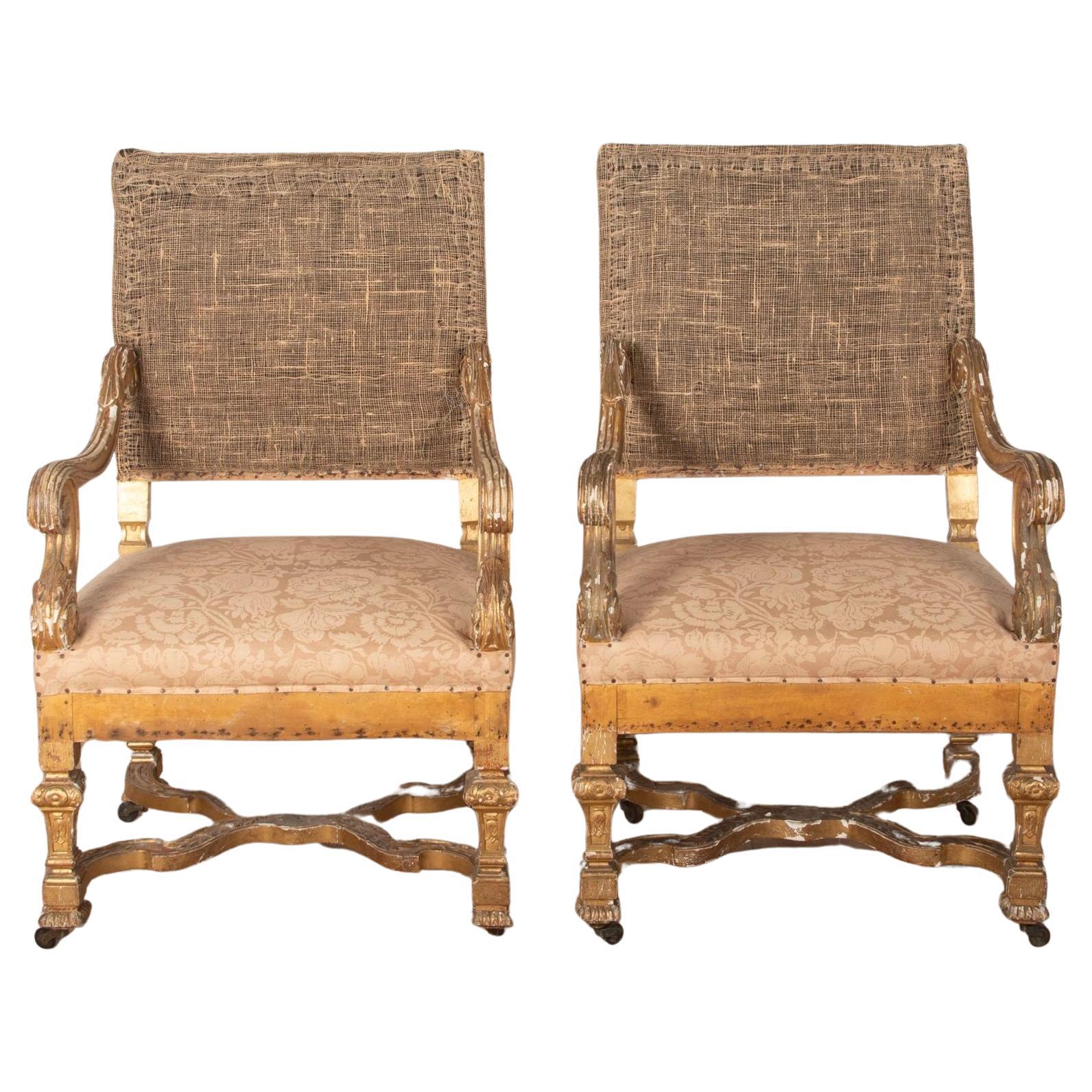 Paire de fauteuils de style Louis XIV en bois doré en vente