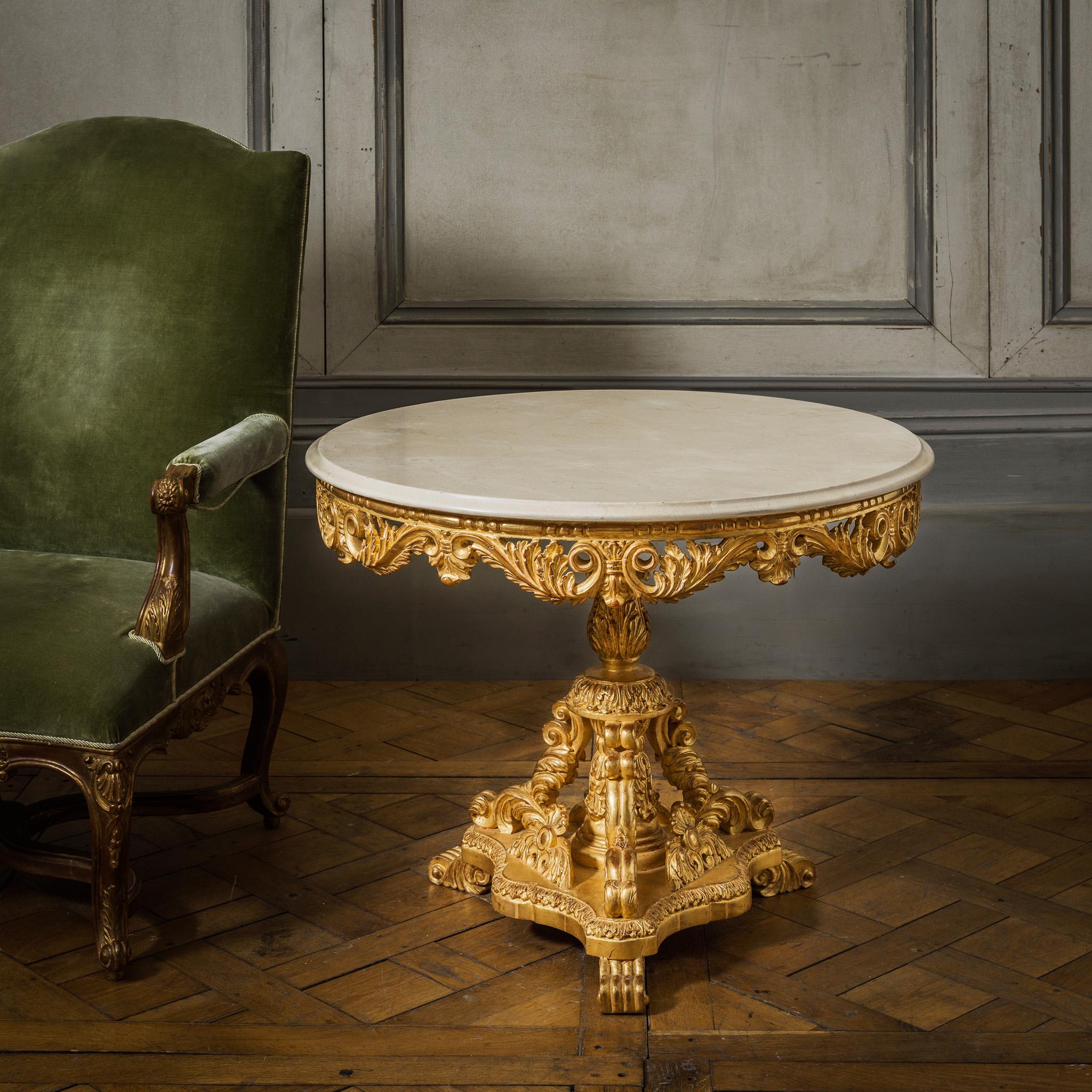 Beistelltisch aus vergoldetem Holz im Louis XIV.-Stil, hergestellt von La Maison London, Paar (Marmor) im Angebot