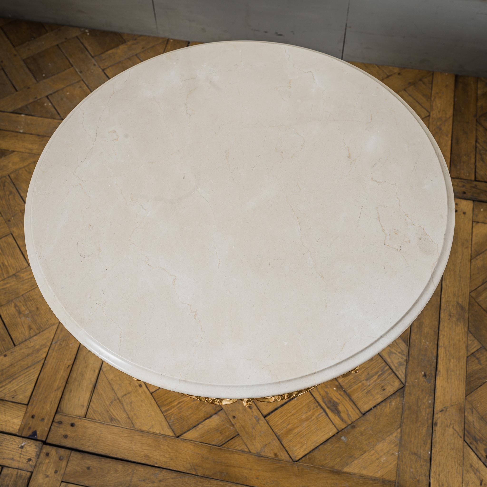 Pareja de mesas auxiliares de madera dorada estilo Luis XIV fabricadas por La Maison London en venta 4