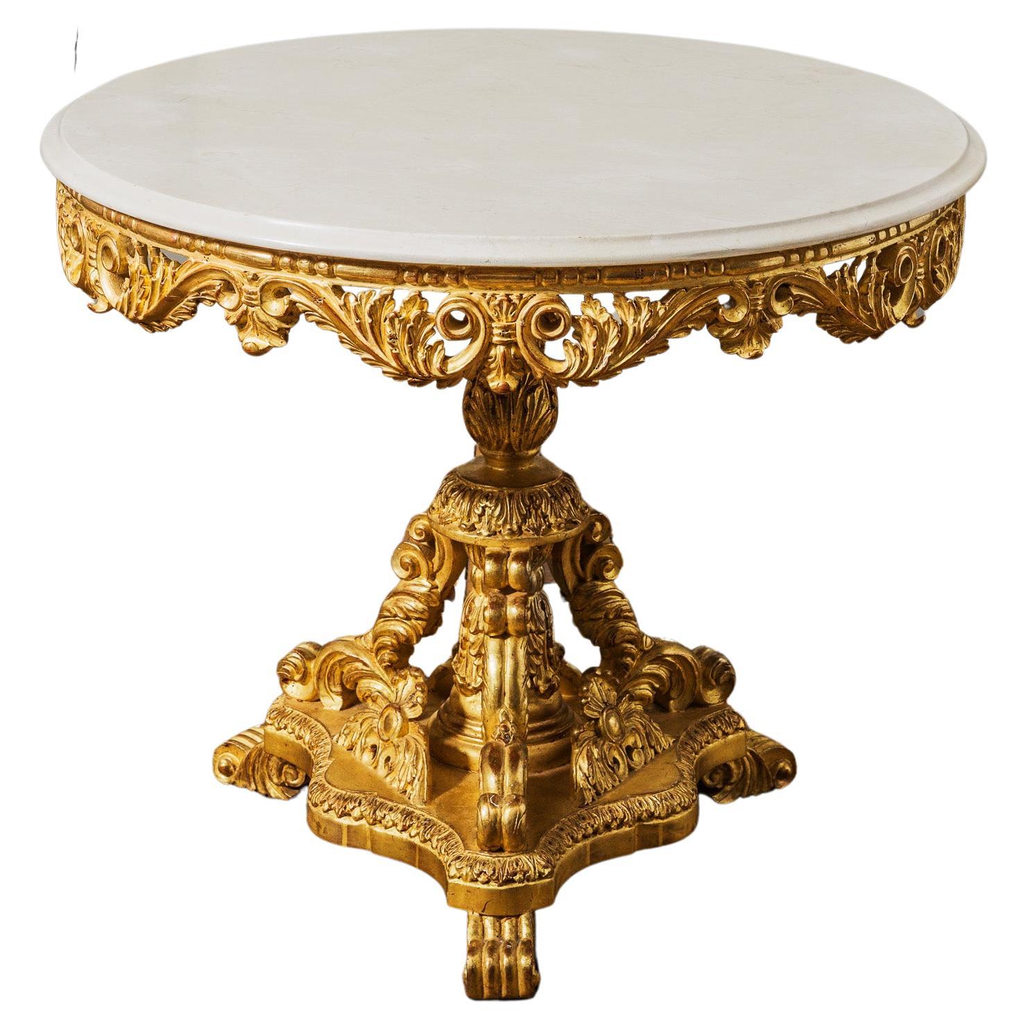 Paar Beistelltische aus Giltwood im Stil Louis XIV
mit einer Platte aus Crema Marfill-Marmor mit geschliffener Oberfläche.
Vergoldet mit 23,75 K Gold
Auf Lager und sofort lieferbar.