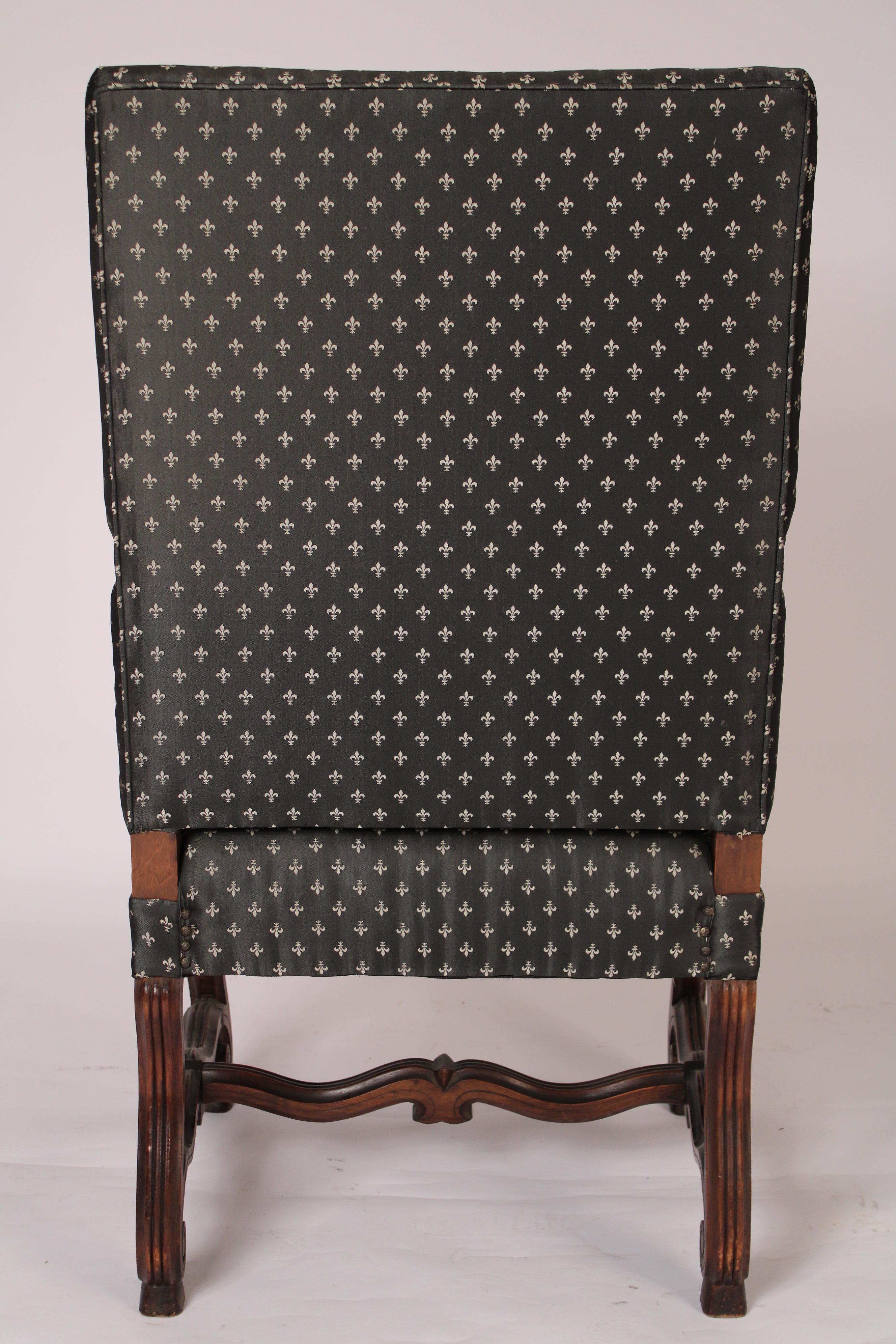 Tissu d'ameublement Paire de fauteuils à haut dossier de style Louis XIV en vente