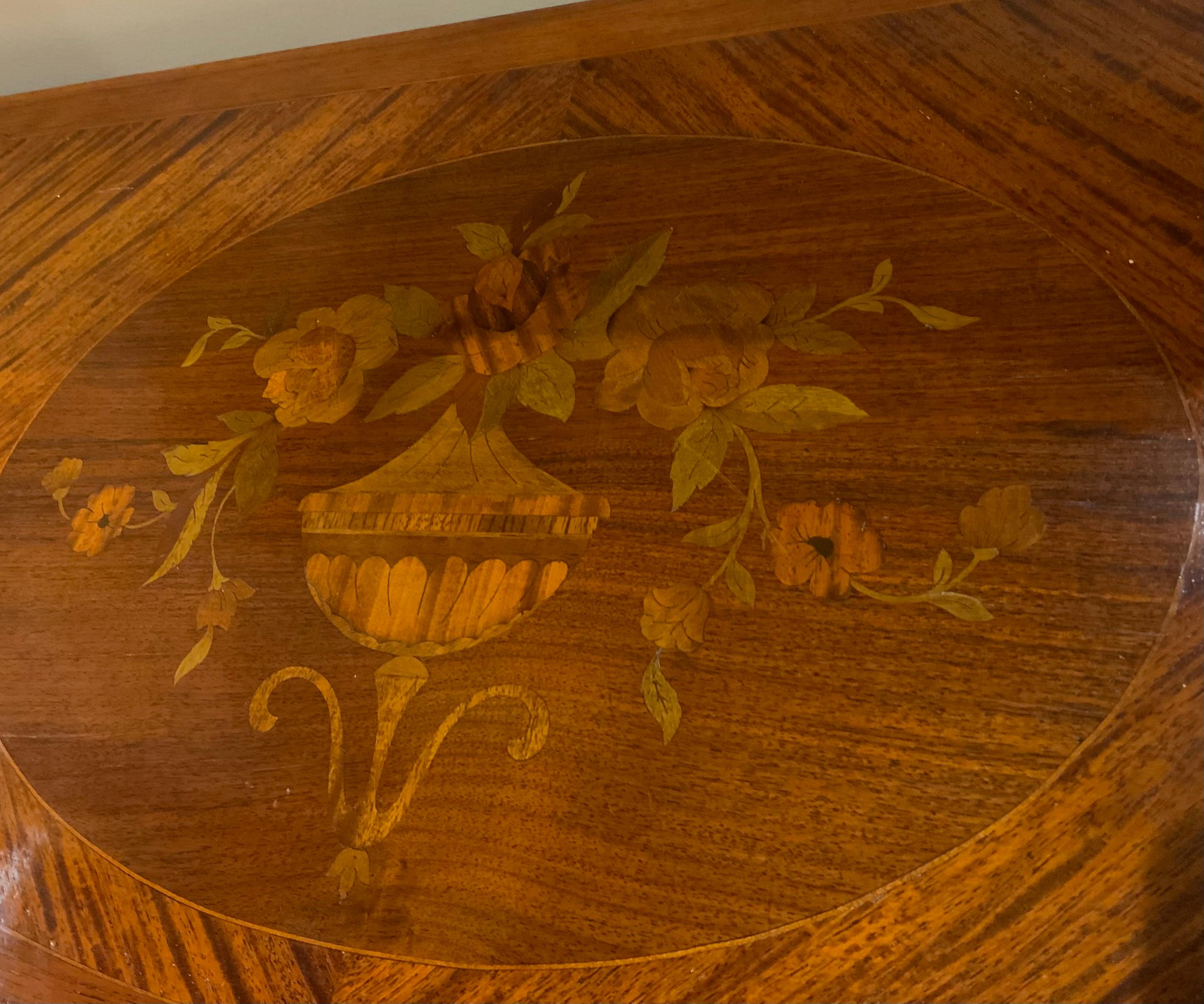 Coppia di commodes in stile Luigi XIV in mogano intarsiato, XIX secolo in vendita 10