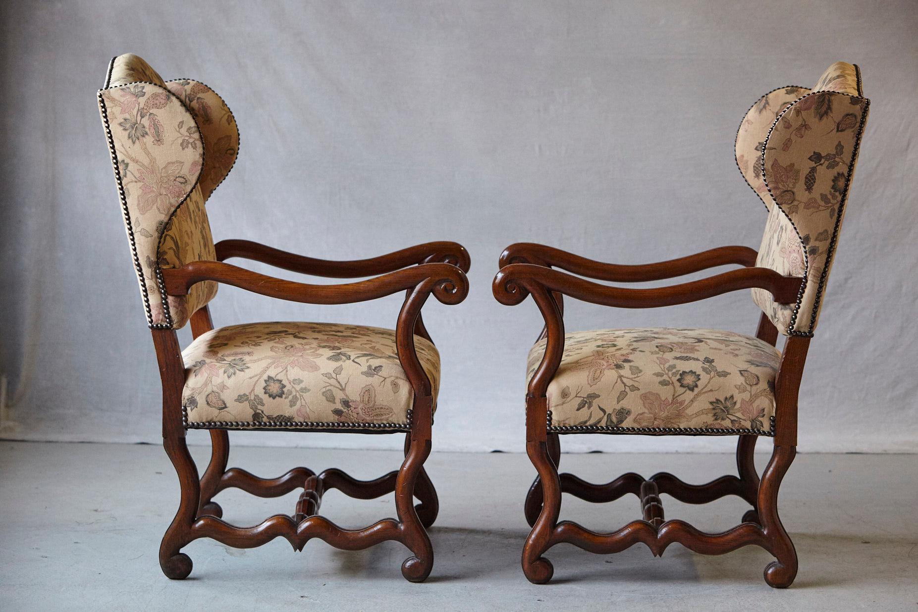 Pair of Louis XIV Style, Os de Mouton, Walnut Wingback Fauteuils In Good Condition For Sale In Aramits, Nouvelle-Aquitaine