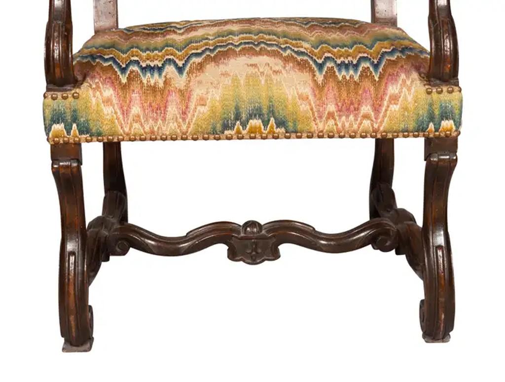 Pareja de sillones Luis XIV de nogal Francés en venta