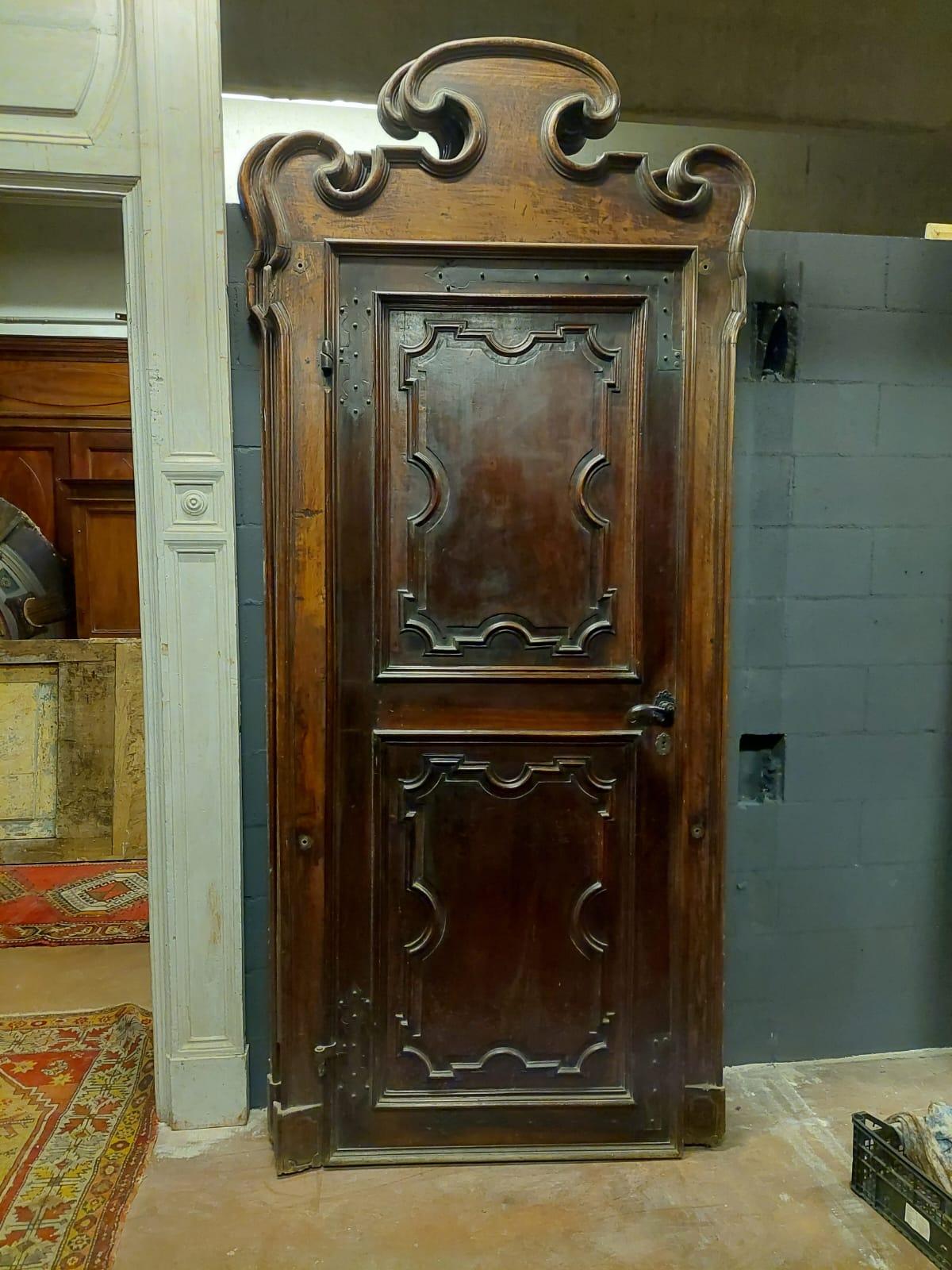 Pair of interior doors, hand-carved in walnut, fully original Louis XIV with curved curved frame, rich in frames and complete with paneled back, sold only in pairs.
Ideal in a room with two doors, entrance, living room, office, very important and
