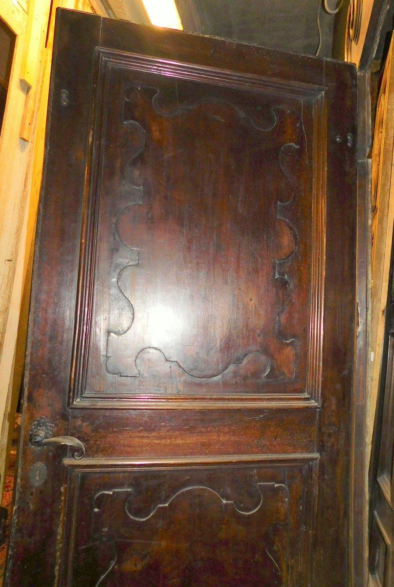 Pair of Louis XIV Walnut Interior Doors with Frame, 18th Century, Italy In Good Condition For Sale In Cuneo, Italy (CN)