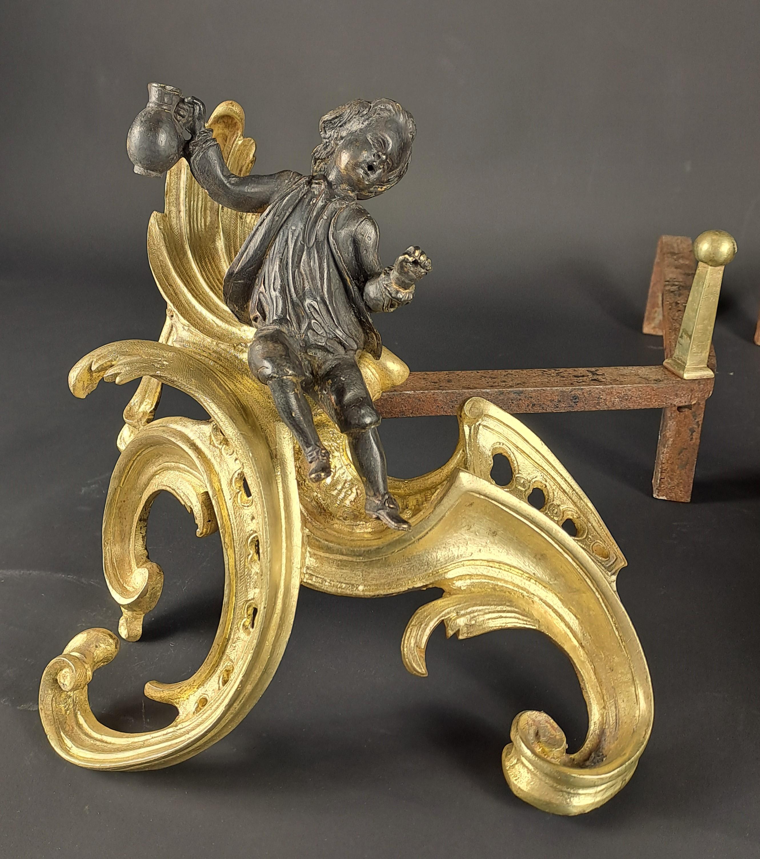 Pareja De Andirones Luis XV De Bronce Dorado Patinado Negro en venta 1