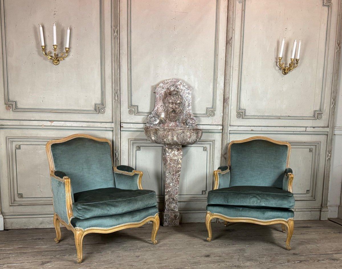 Paire de fauteuils de style Louis XV, velours bleu en bon état