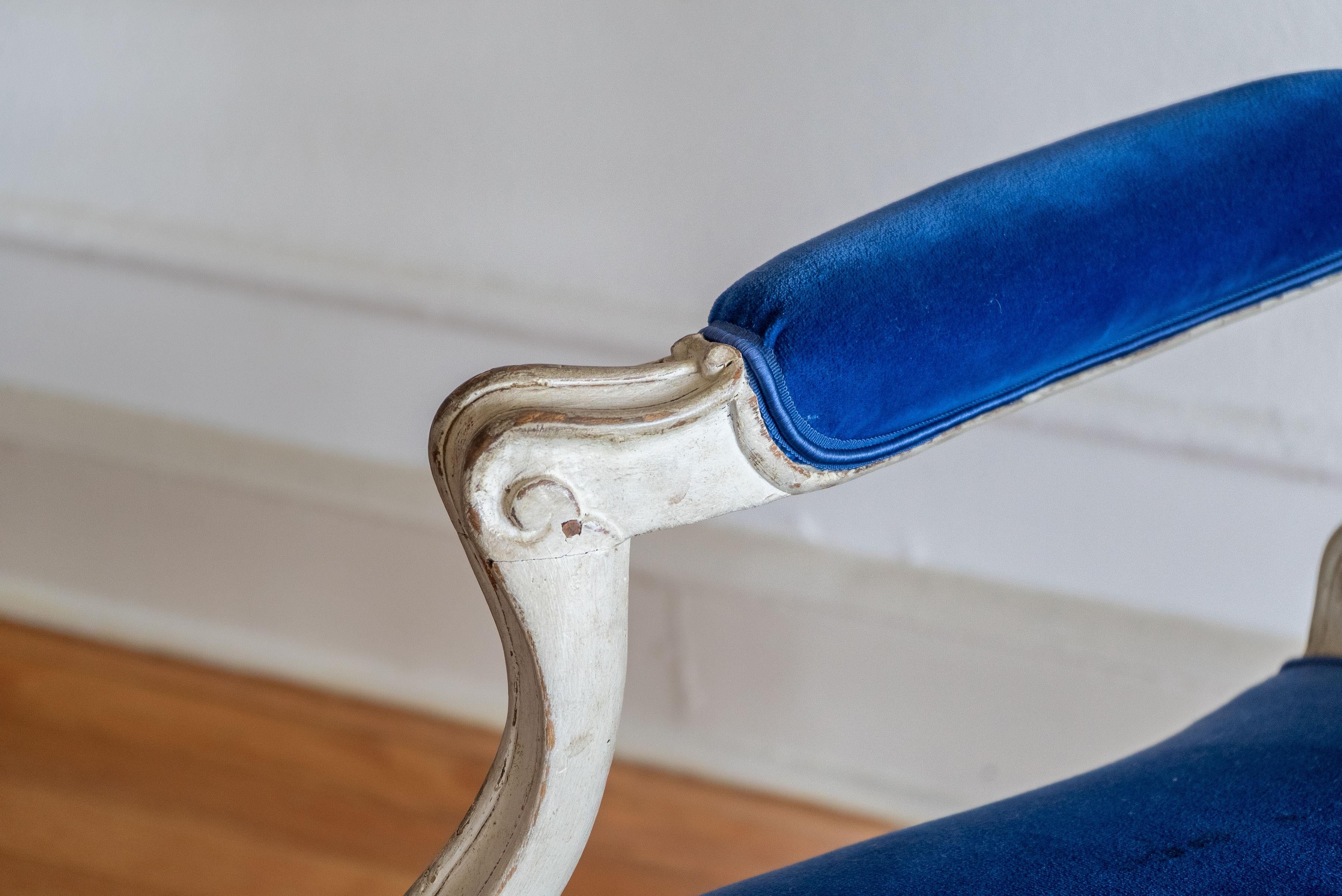 Francese Coppia di poltrone Luigi XV in camoscio blu in vendita