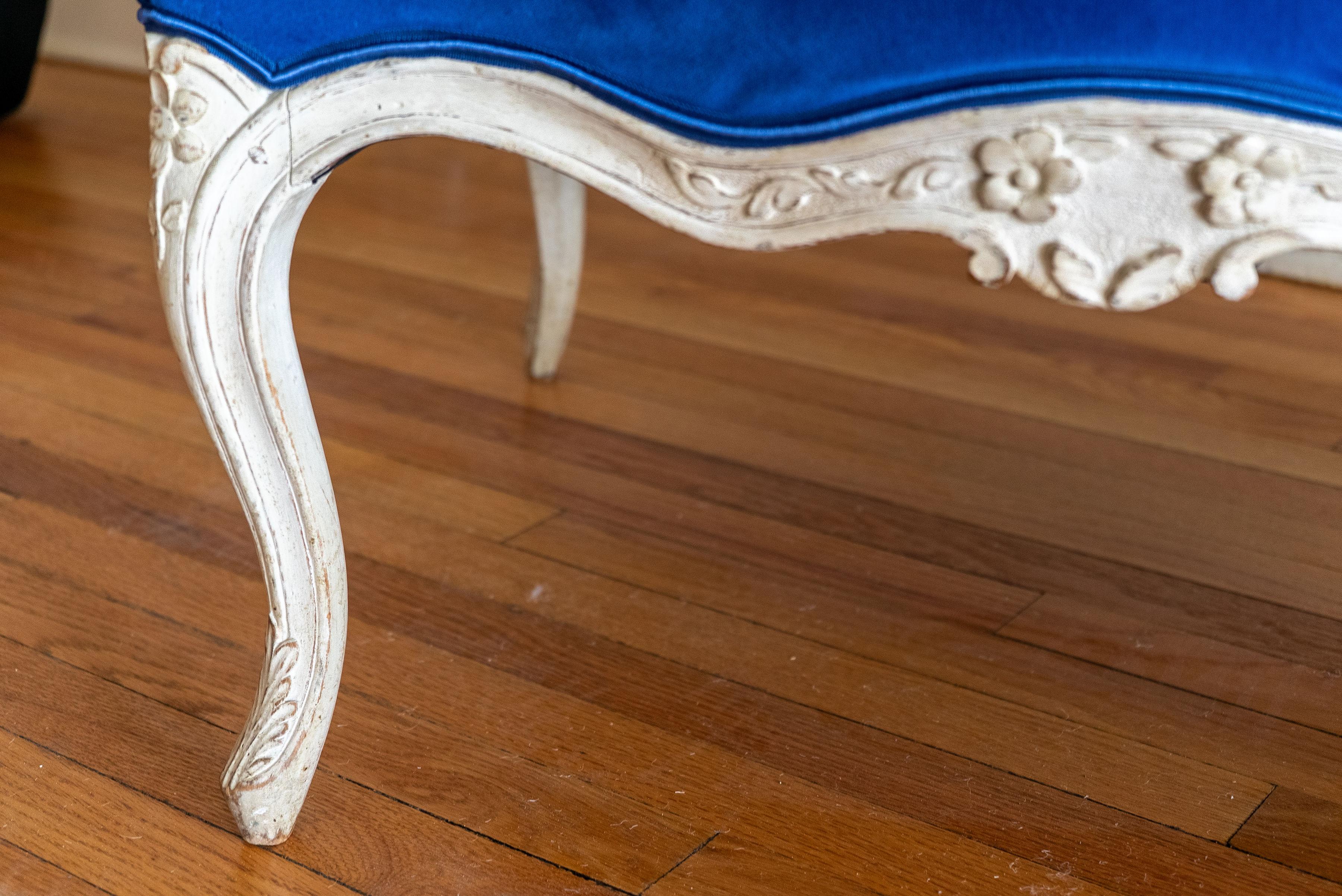 Coppia di poltrone Luigi XV in camoscio blu In condizioni buone in vendita a Chicago, US