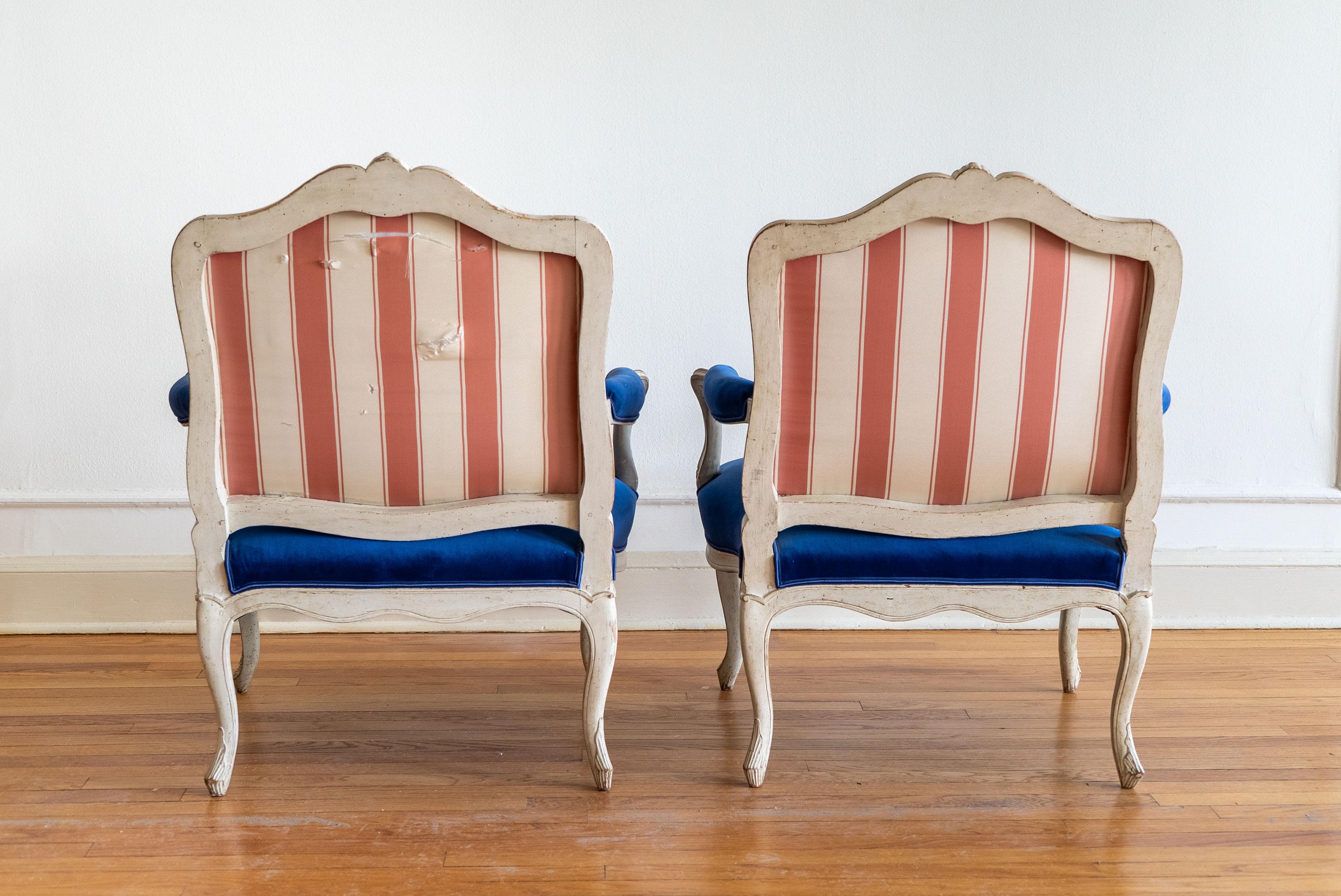 Fino al XVIII secolo Coppia di poltrone Luigi XV in camoscio blu in vendita