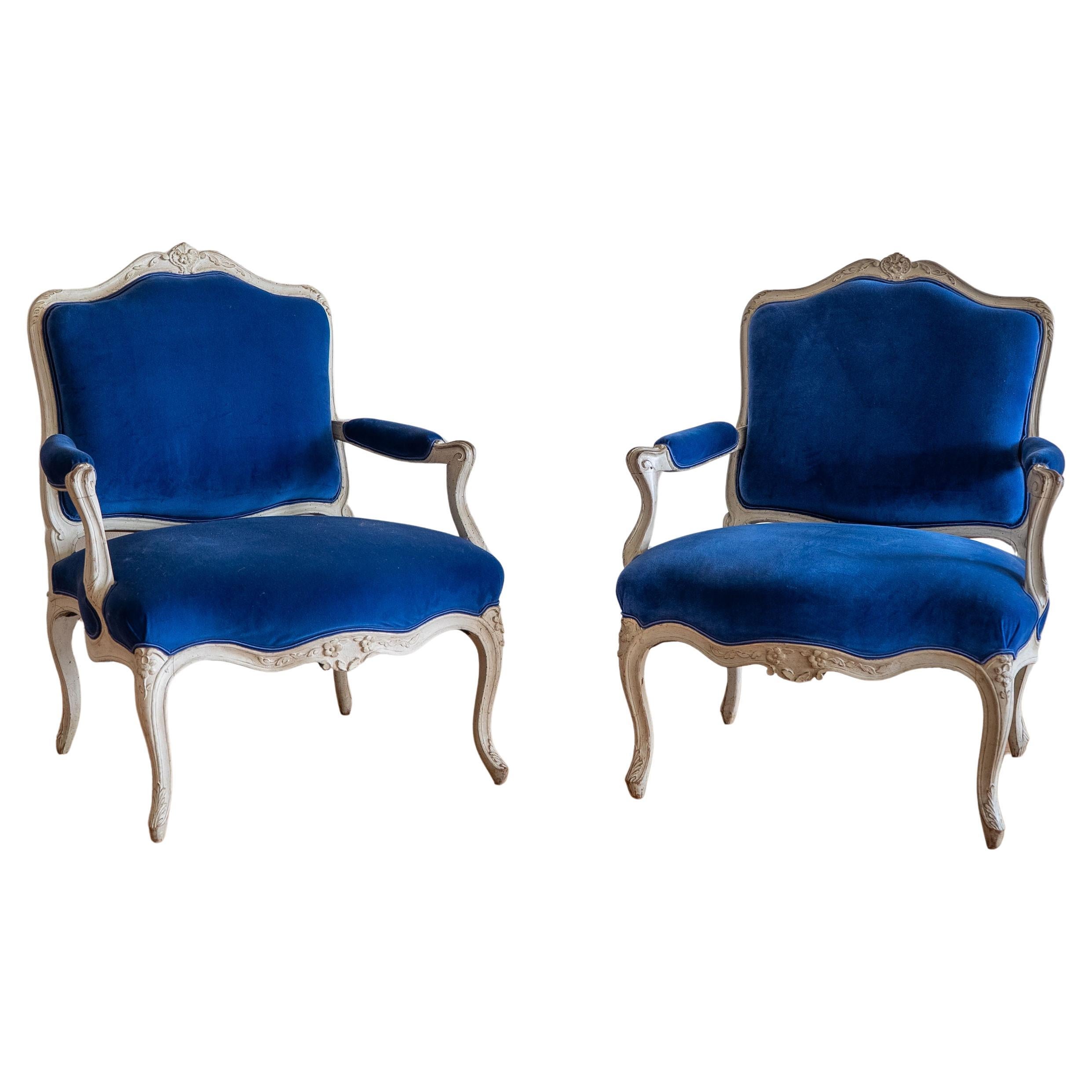 Coppia di poltrone Luigi XV in camoscio blu in vendita