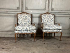 Paire de fauteuils Louis XV en bois sculpté et chené, XVIIIe siècle