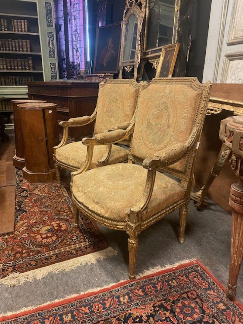 Antigua Pareja de sillones Luis XV en madera tallada y dorada, Tapicería en tela de Aubusson con motivos florales y de hojas, centrados por escenas galantes, a retomar, Las patas son troncocónicas acanaladas con preciosa pátina dorada.
Originales de