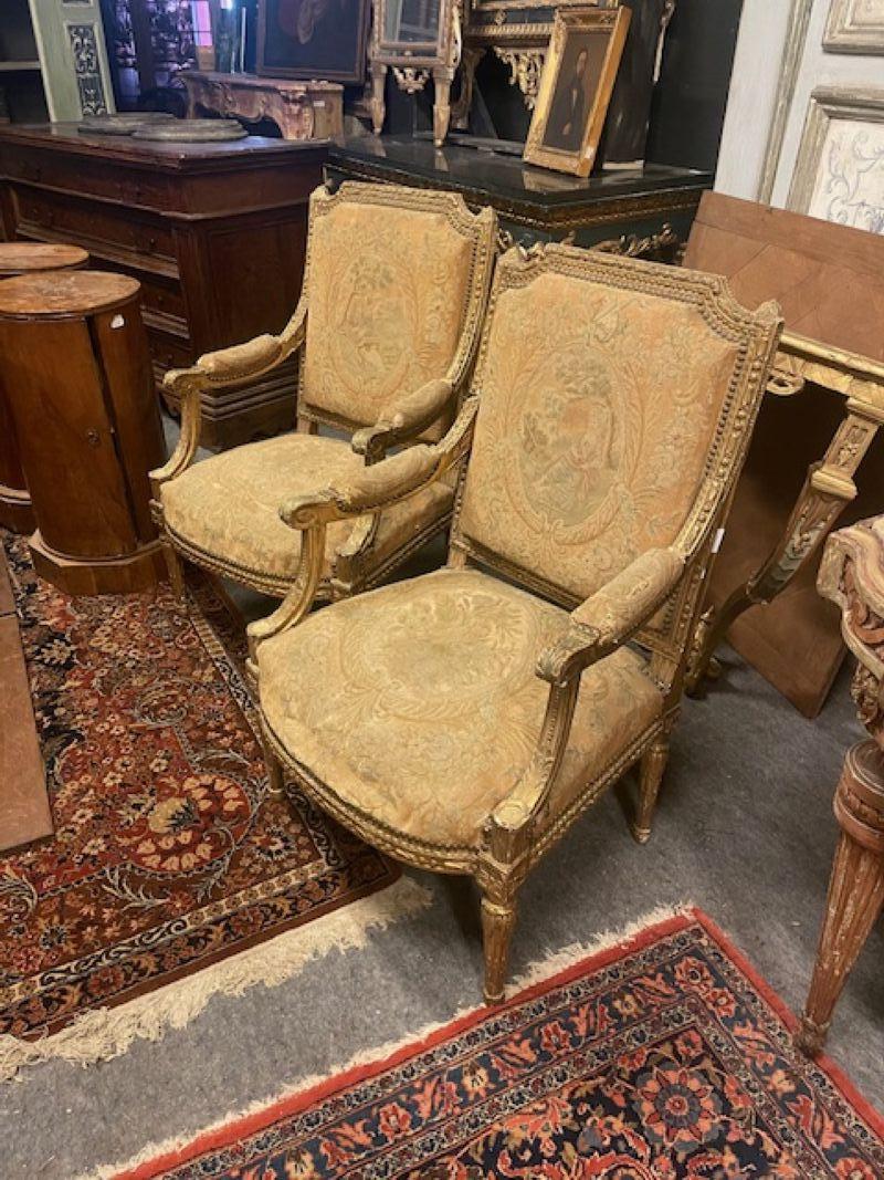 Pareja de sillones Luis XV de madera tallada y dorada, Francia Francés en venta
