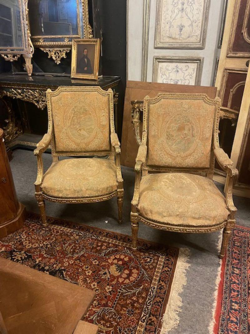 Pareja de sillones Luis XV de madera tallada y dorada, Francia Tallado en venta