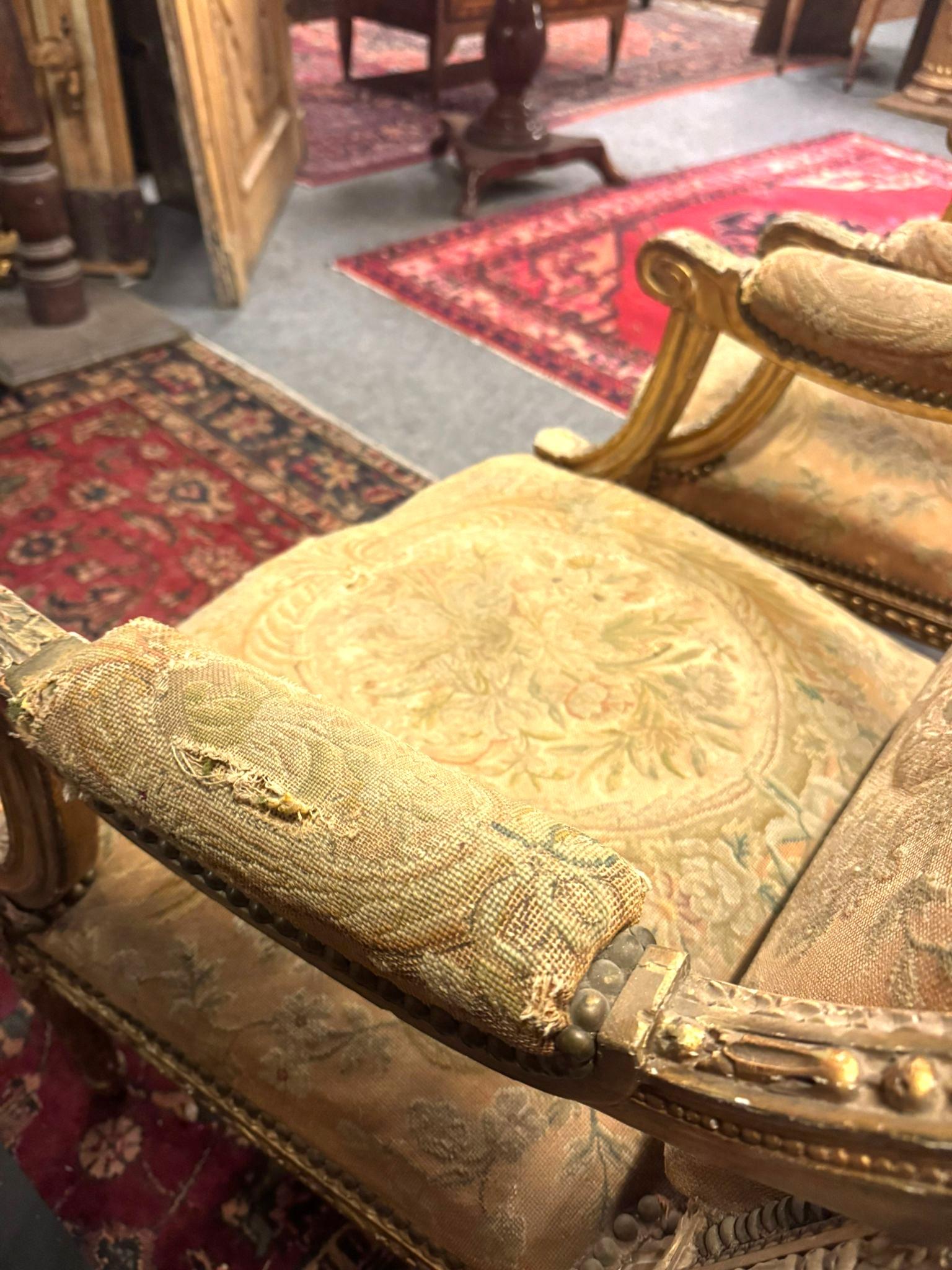 Pareja de sillones Luis XV de madera tallada y dorada, Francia siglo XVIII y antes en venta