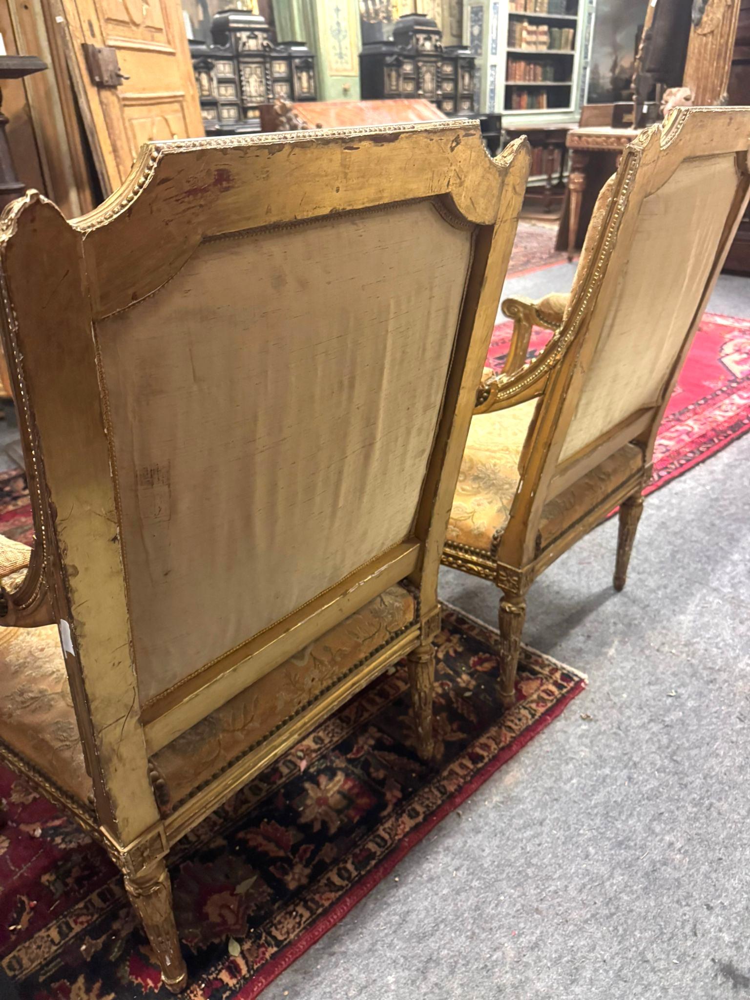 Pareja de sillones Luis XV de madera tallada y dorada, Francia Álamo en venta