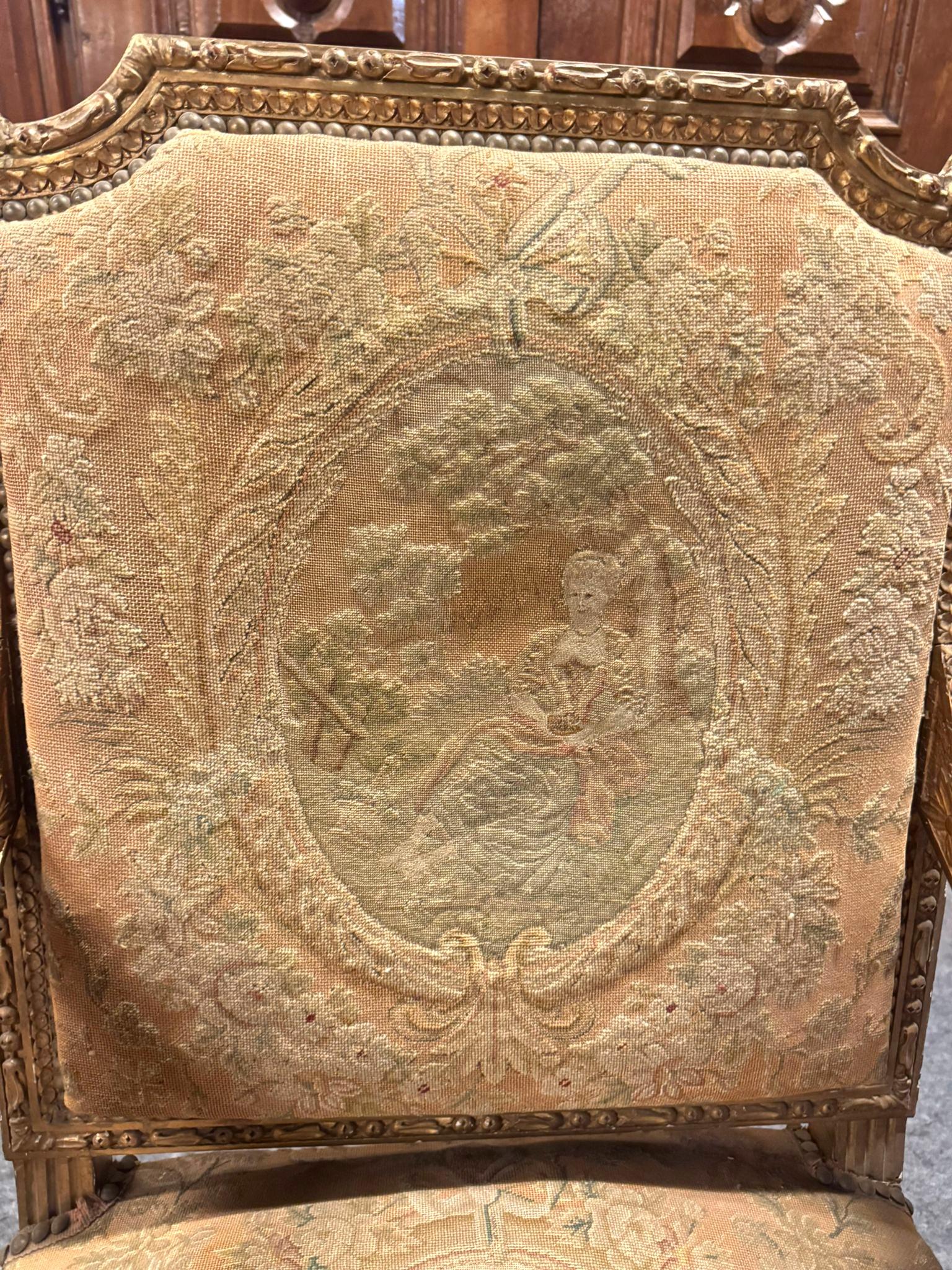 Pareja de sillones Luis XV de madera tallada y dorada, Francia en venta 1